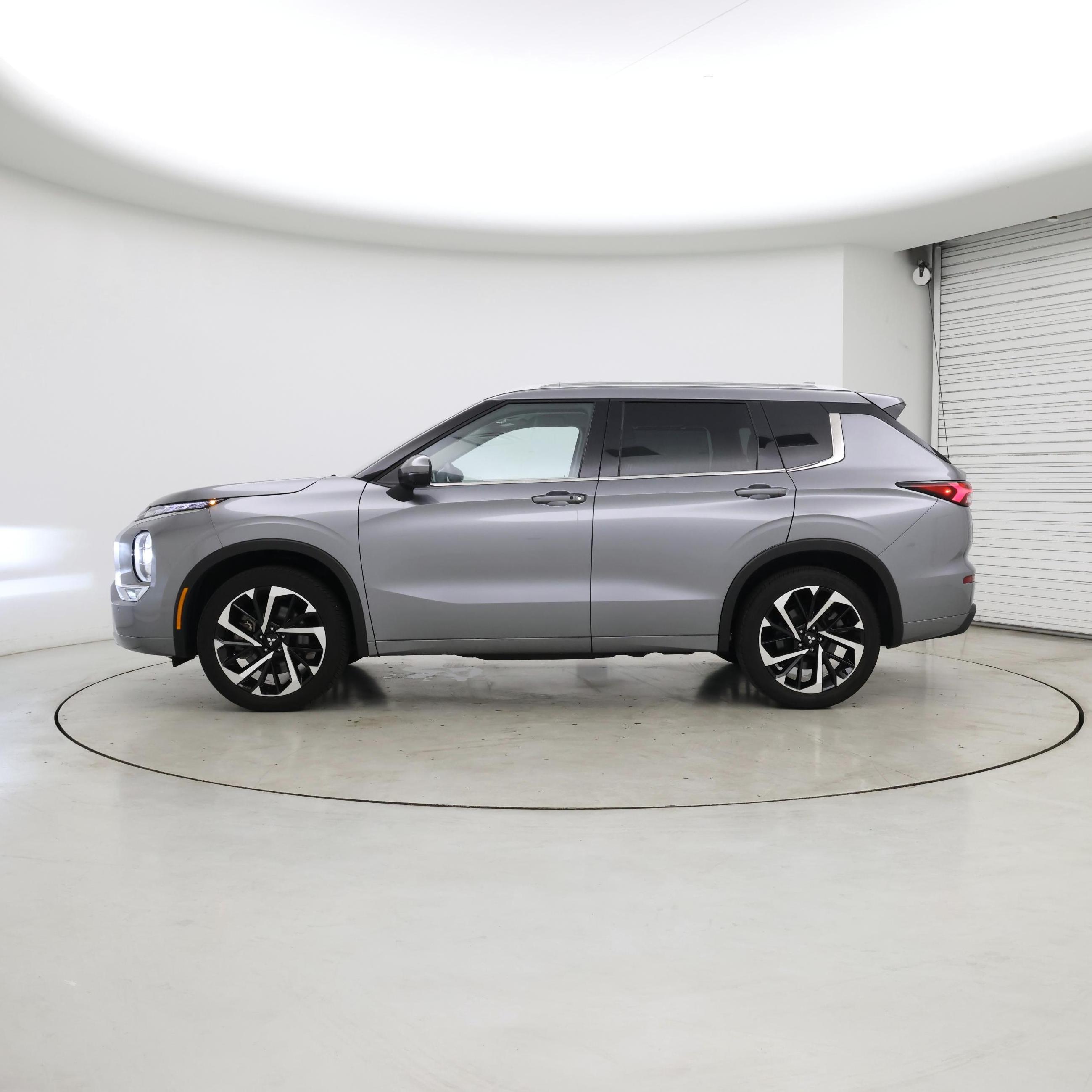 Thumbnail: 2023 Mitsubishi Outlander - 3