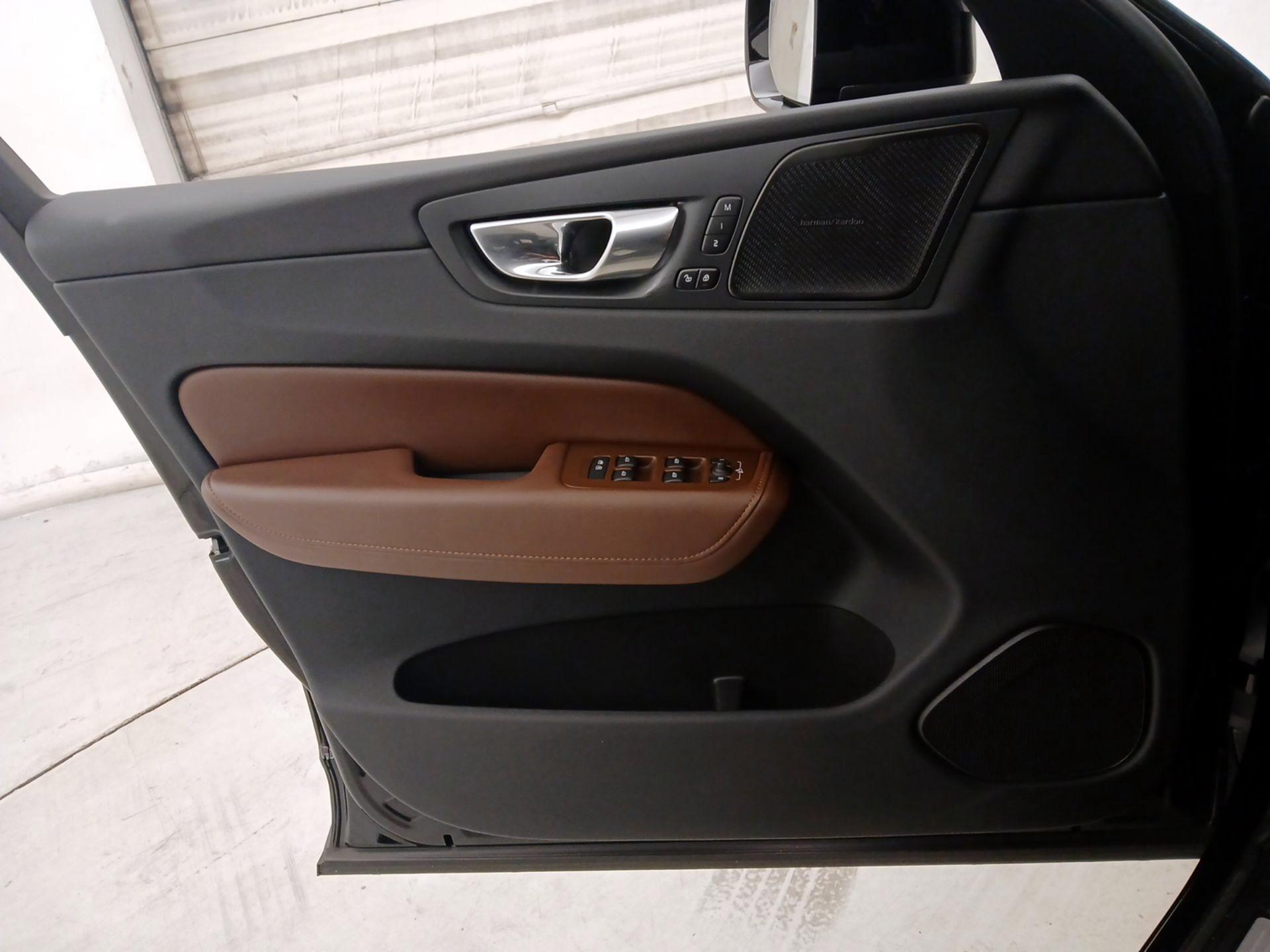 Thumbnail: 2023 Volvo XC60 - 12