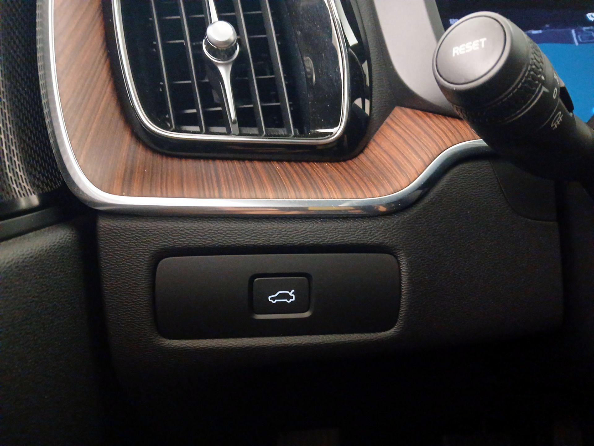 Thumbnail: 2023 Volvo XC60 - 13