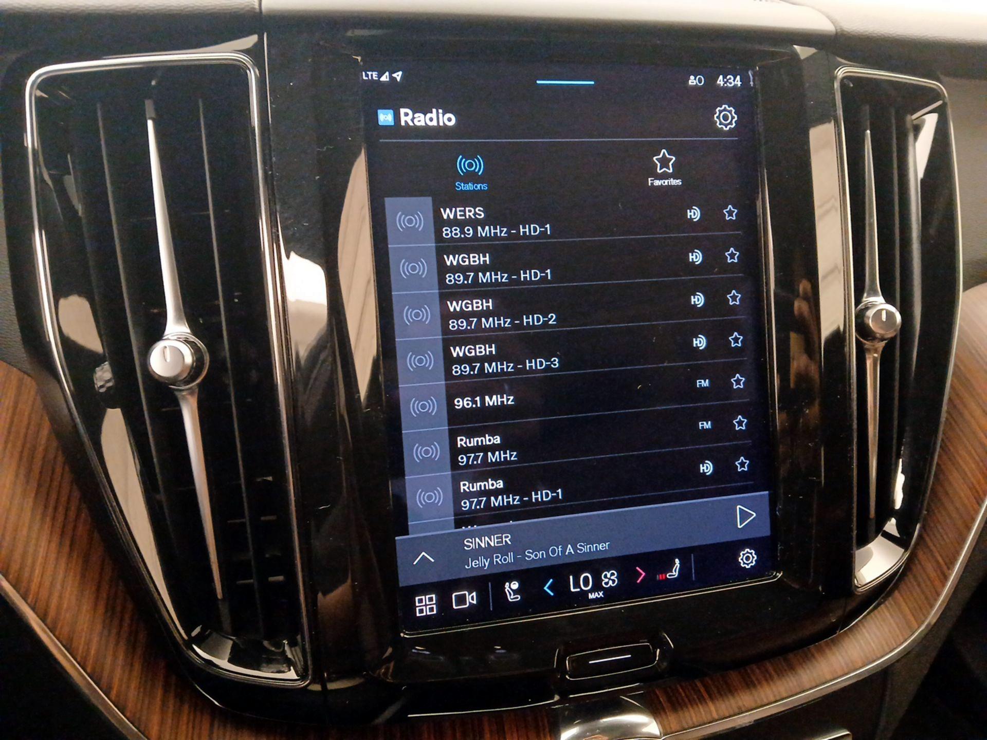 Thumbnail: 2023 Volvo XC60 - 16