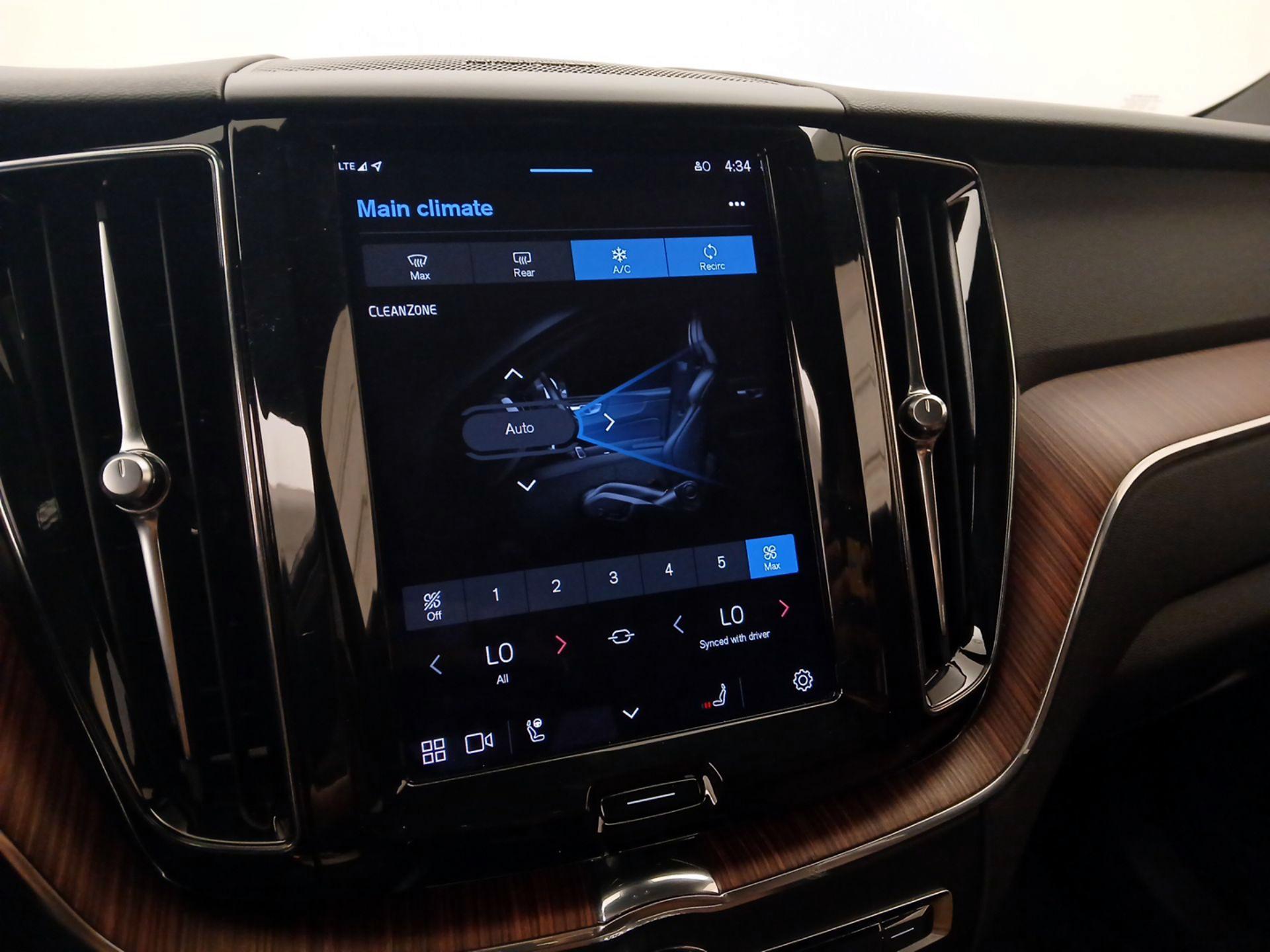 Thumbnail: 2023 Volvo XC60 - 17