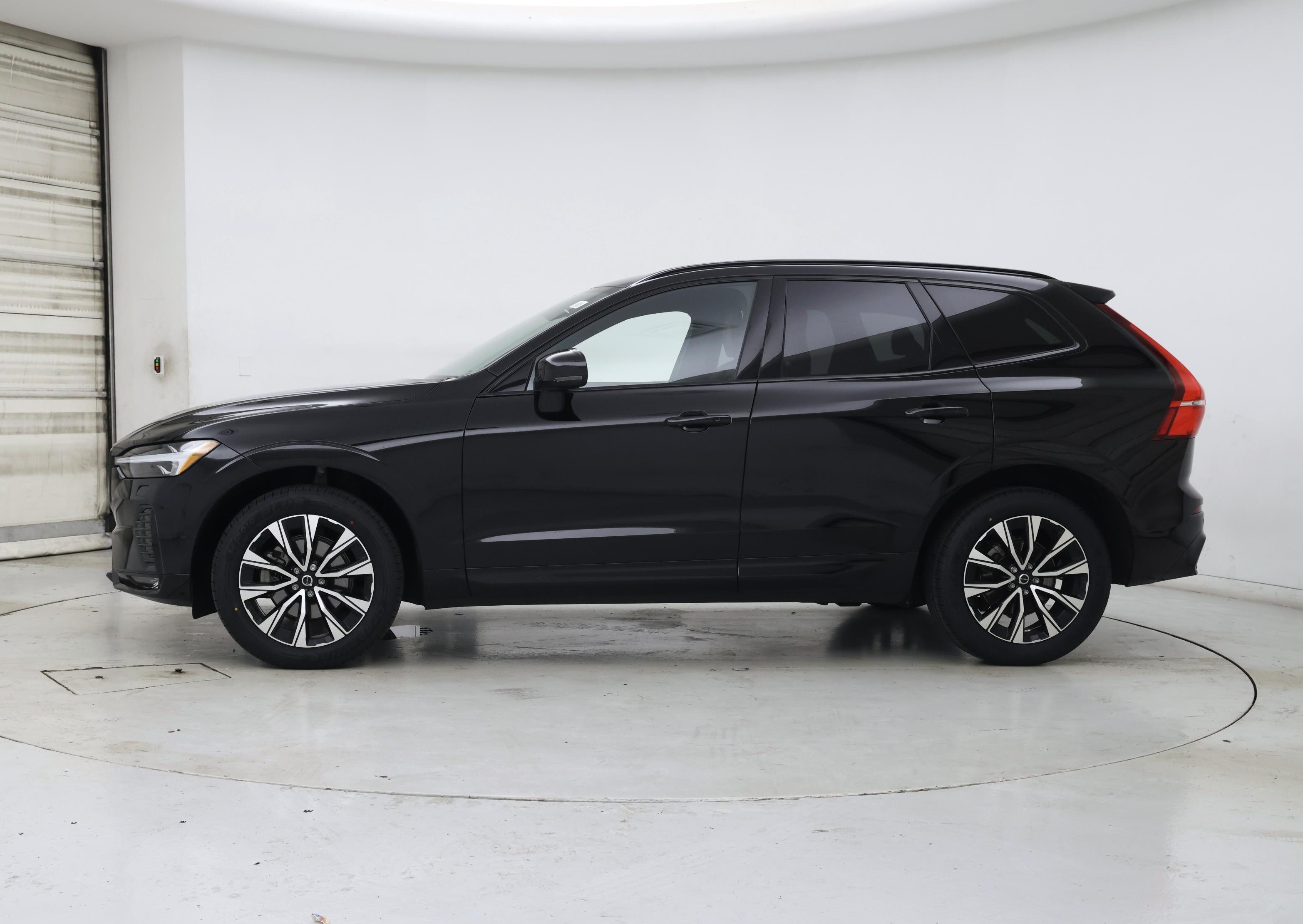 Thumbnail: 2023 Volvo XC60 - 3