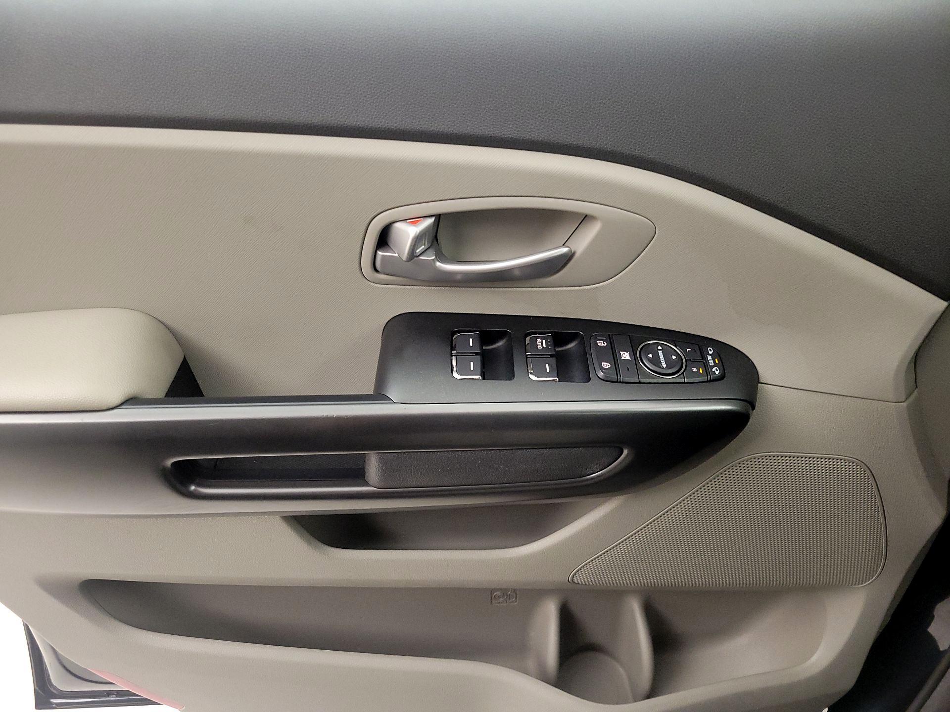 Thumbnail: 2017 Kia Sedona - 12
