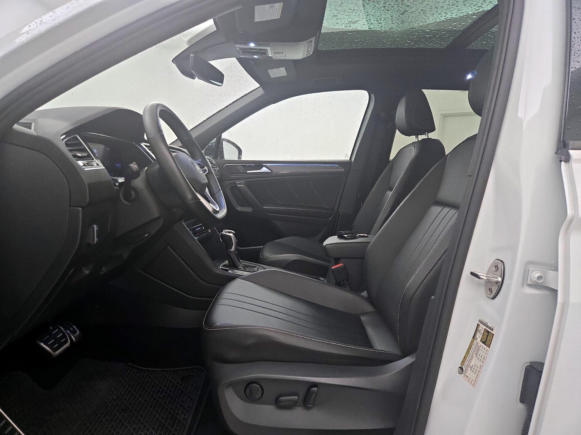 Thumbnail: 2023 Volkswagen Tiguan - 11