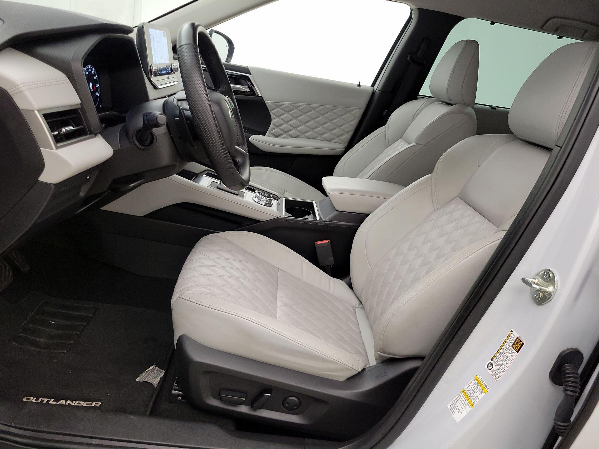 Thumbnail: 2023 Mitsubishi Outlander - 11