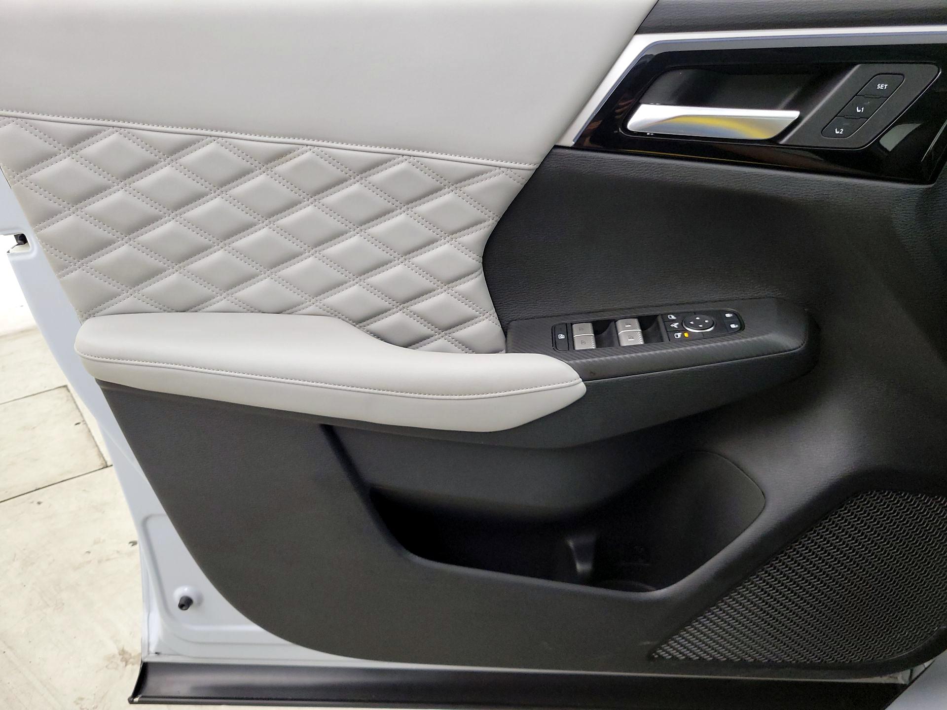 Thumbnail: 2023 Mitsubishi Outlander - 12