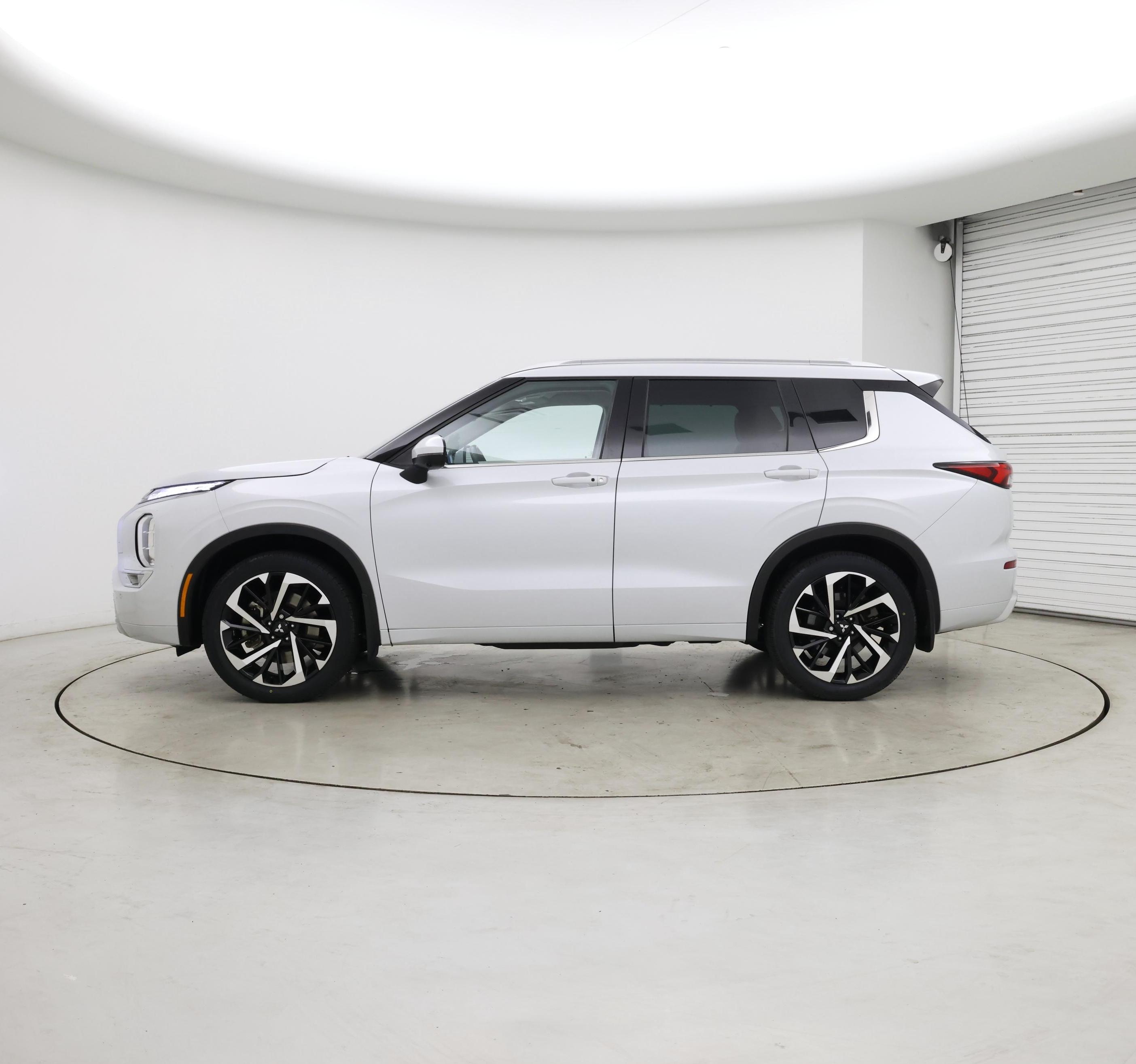 Thumbnail: 2023 Mitsubishi Outlander - 3