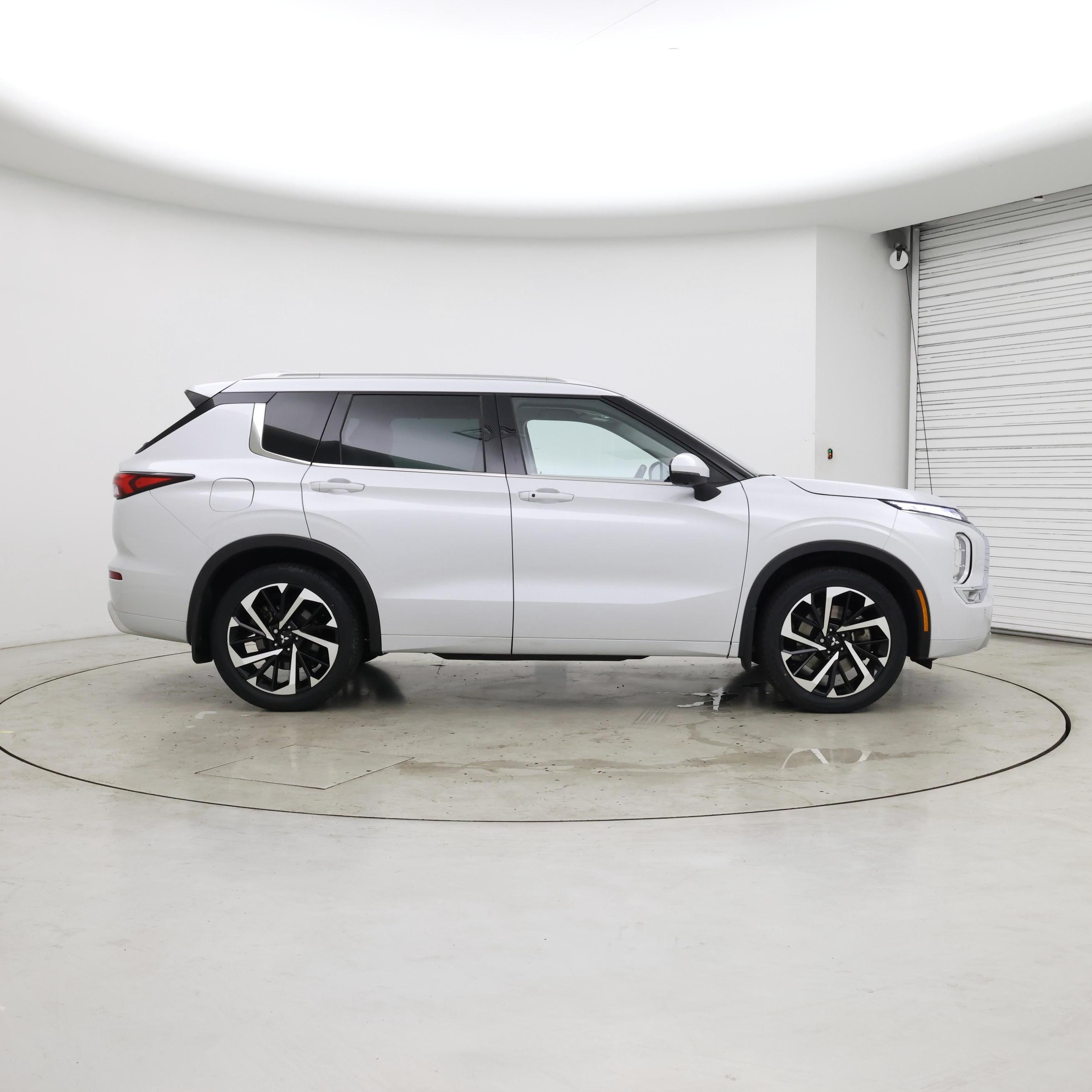 Thumbnail: 2023 Mitsubishi Outlander - 7