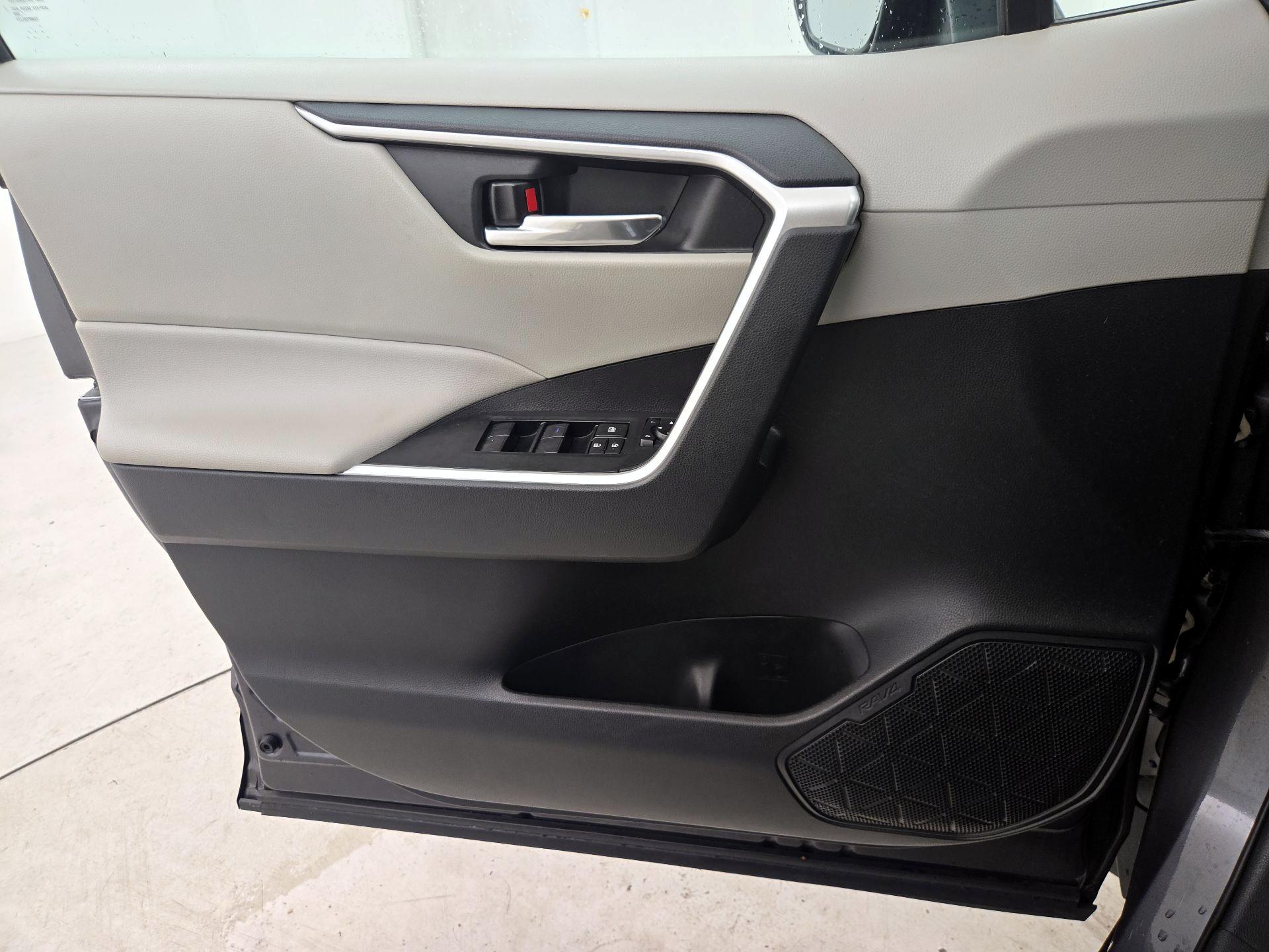 Thumbnail: 2021 Toyota RAV4 - 12