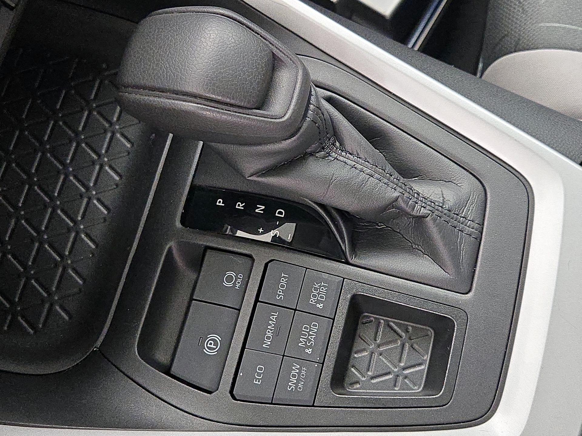 Thumbnail: 2021 Toyota RAV4 - 17
