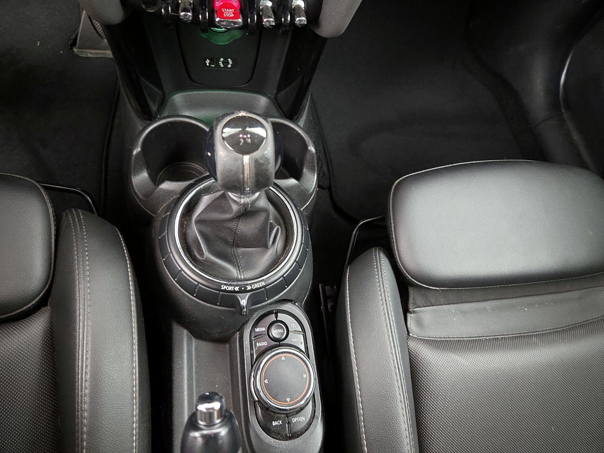 Thumbnail: 2015 MINI Cooper Hardtop - 17
