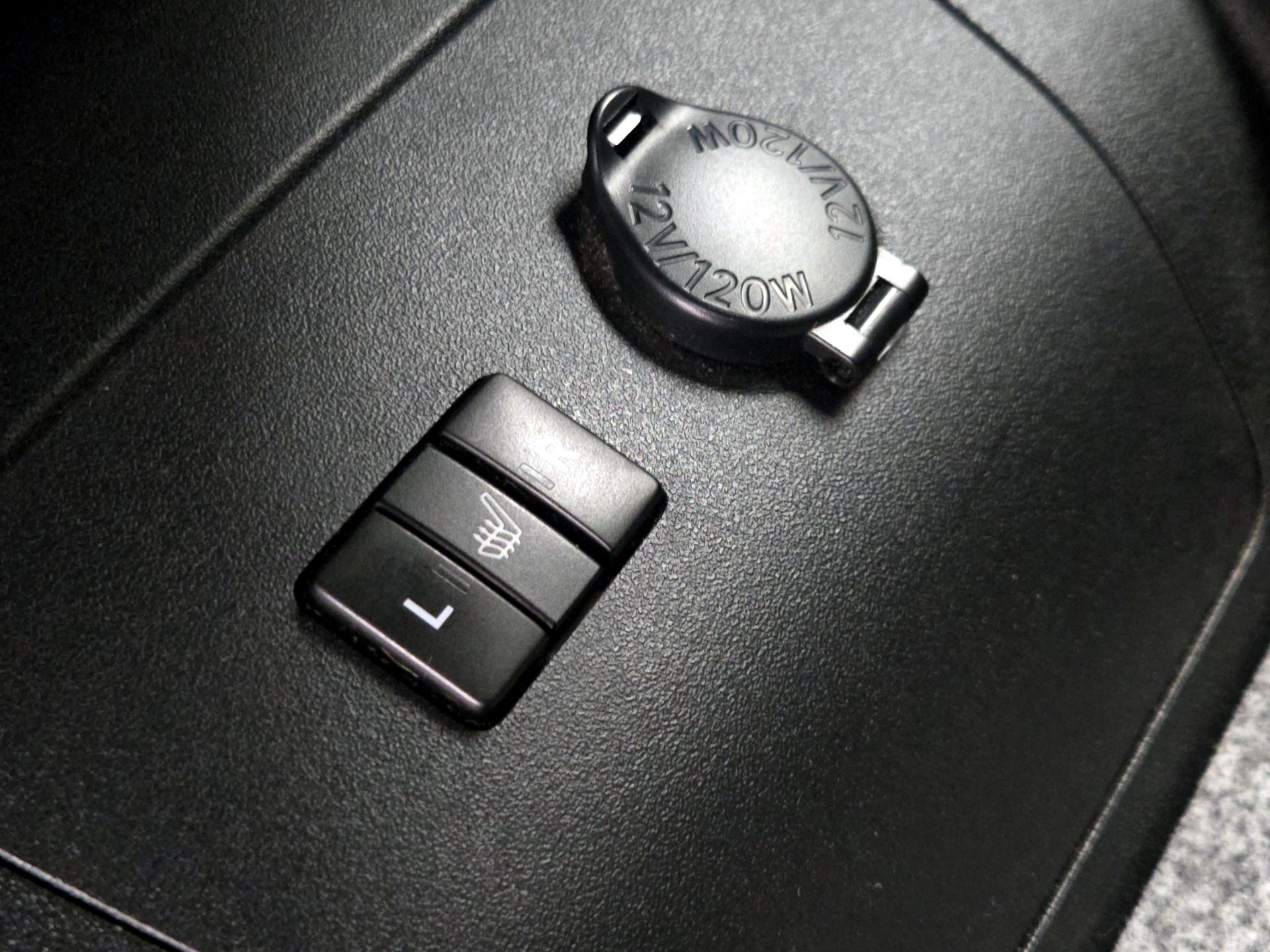 Thumbnail: 2013 Toyota Prius - 18