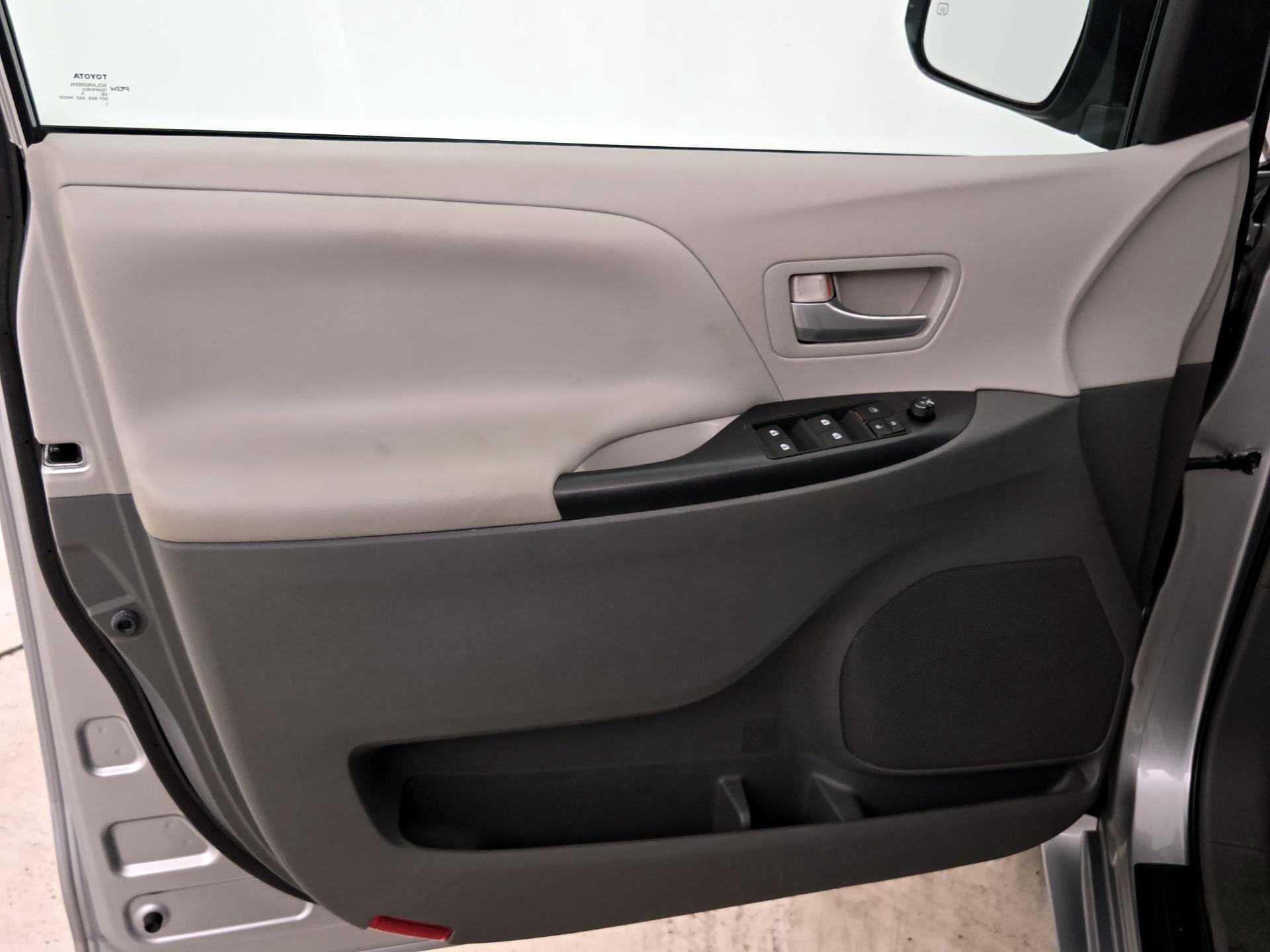 Thumbnail: 2015 Toyota Sienna - 12