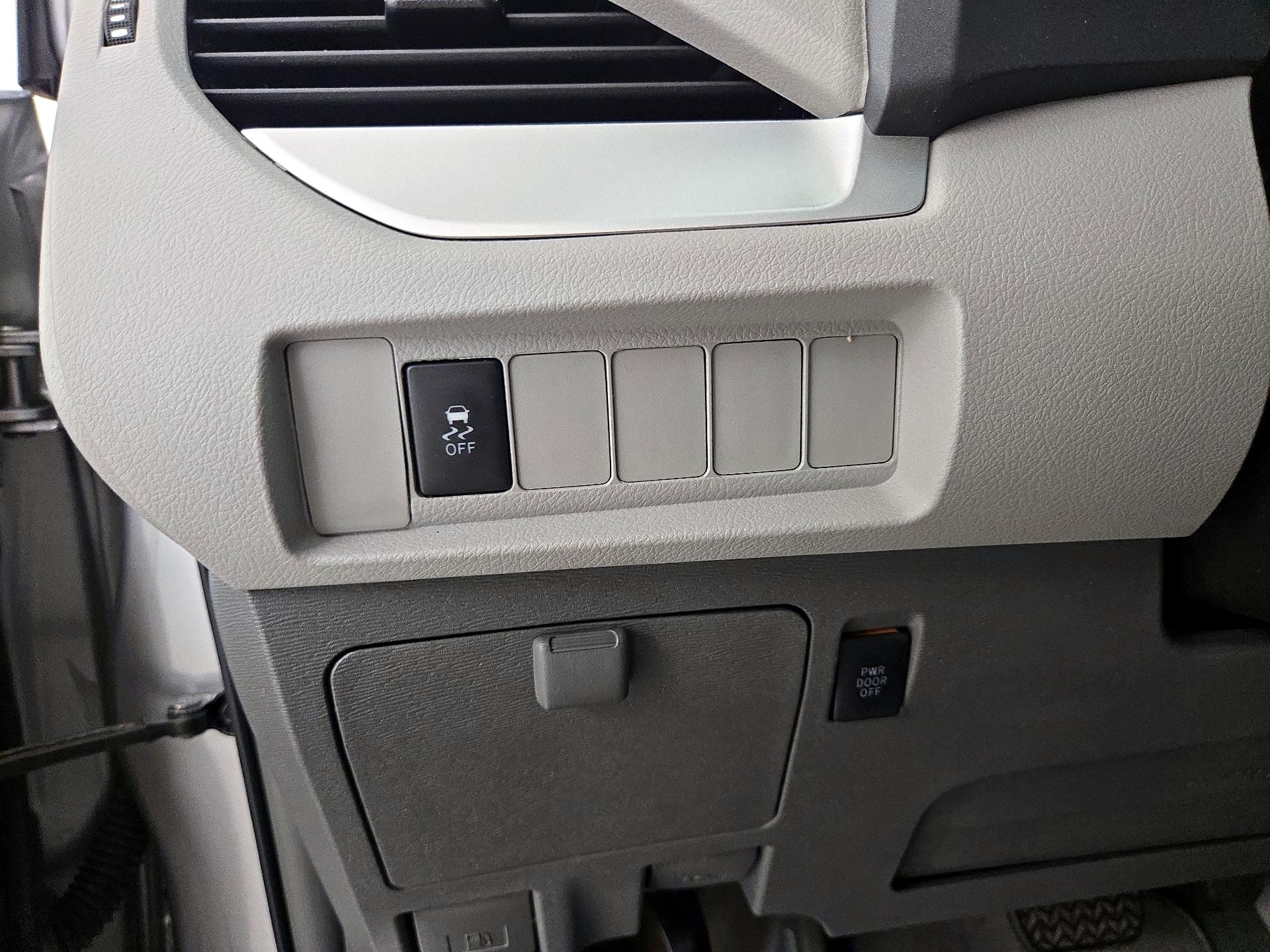 Thumbnail: 2015 Toyota Sienna - 13