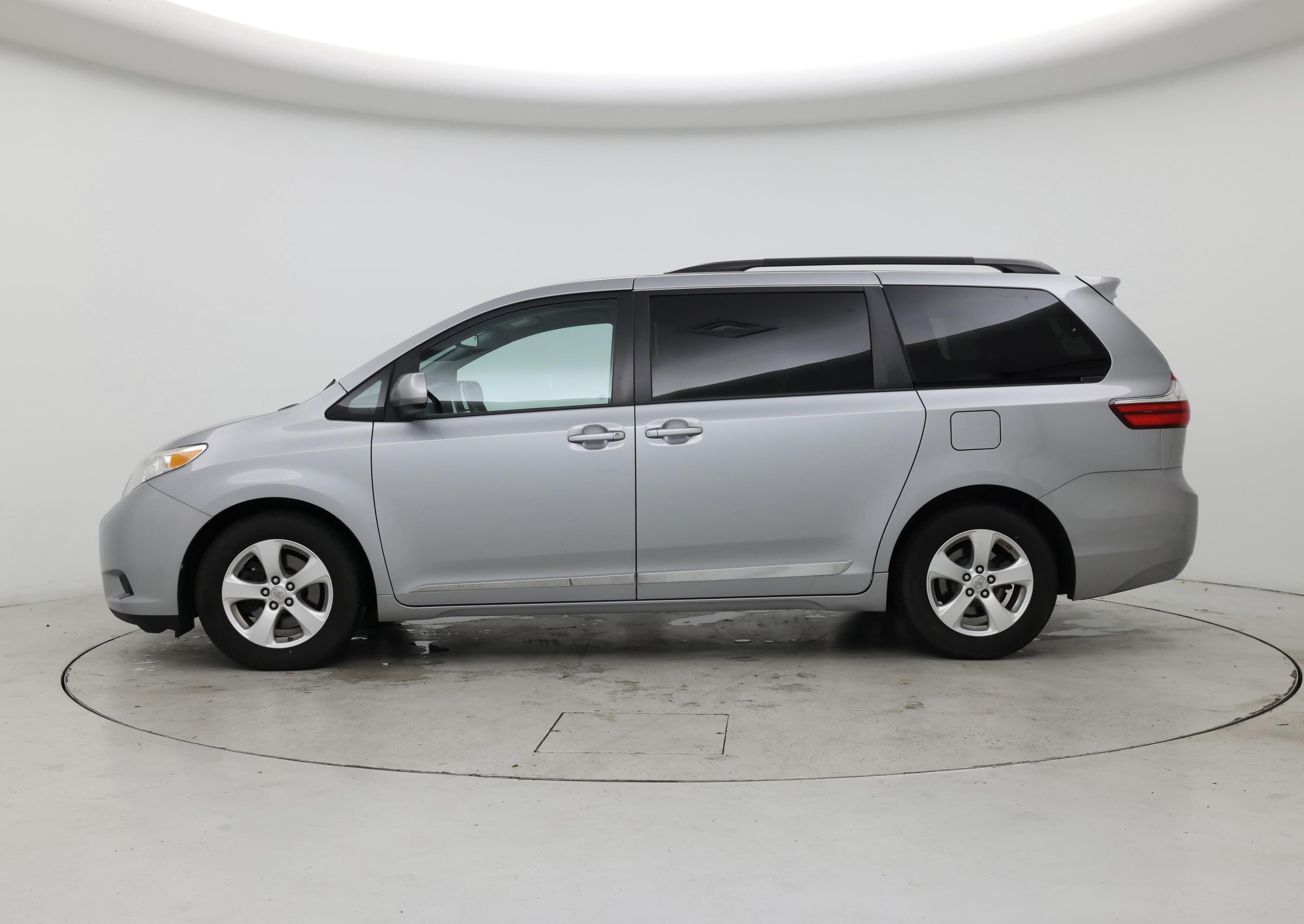 Thumbnail: 2015 Toyota Sienna - 3
