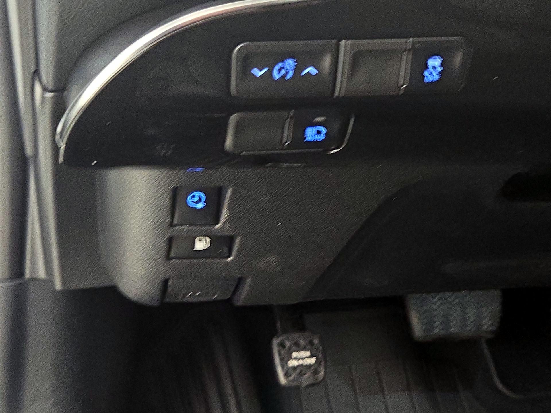 Thumbnail: 2020 Toyota Prius Prime - 13