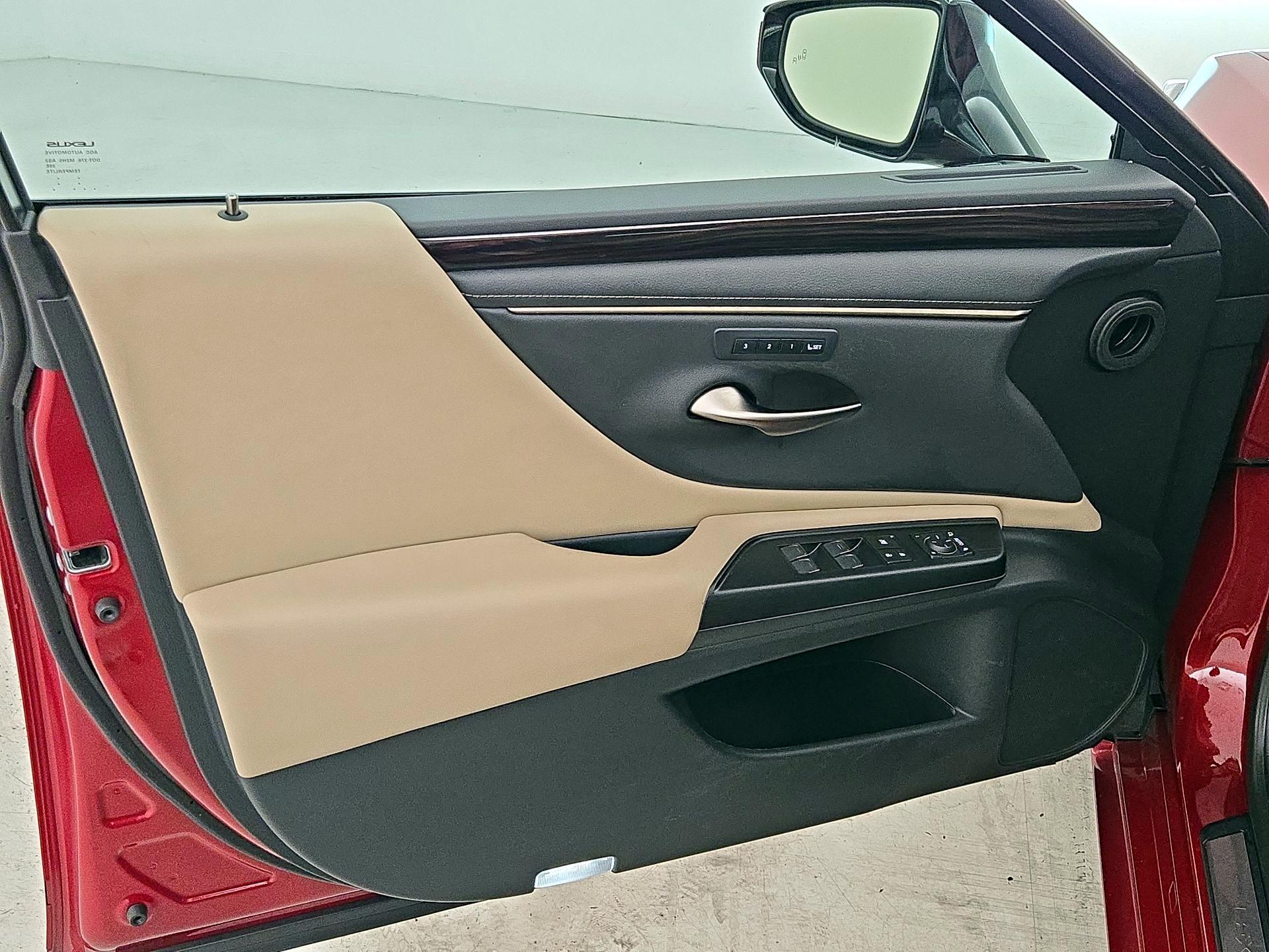 Thumbnail: 2021 Lexus ES - 12