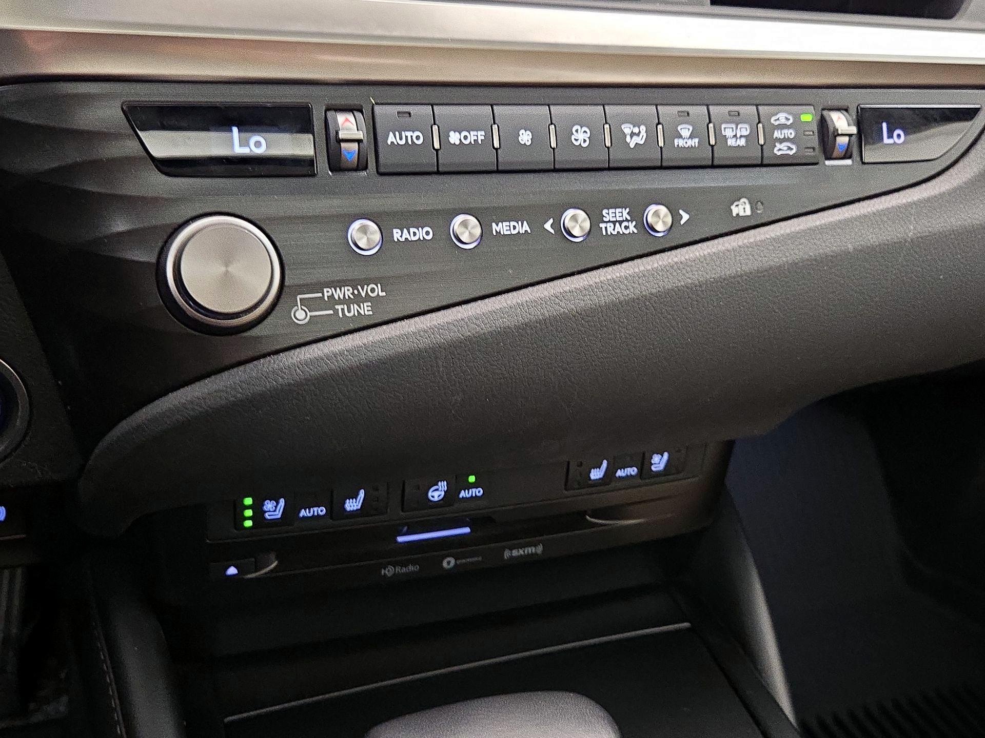 Thumbnail: 2021 Lexus ES - 17