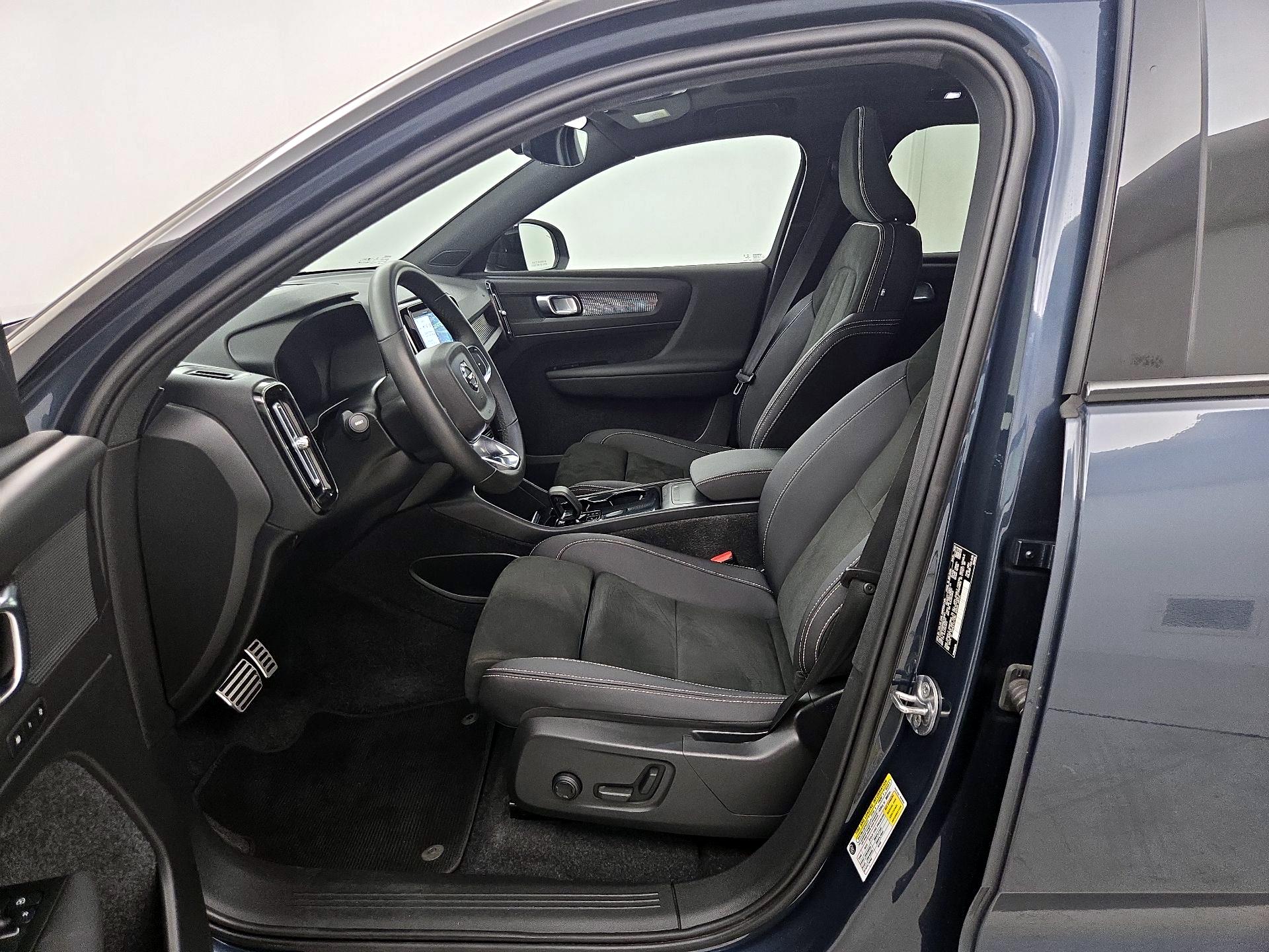 Thumbnail: 2022 Volvo XC40 - 11