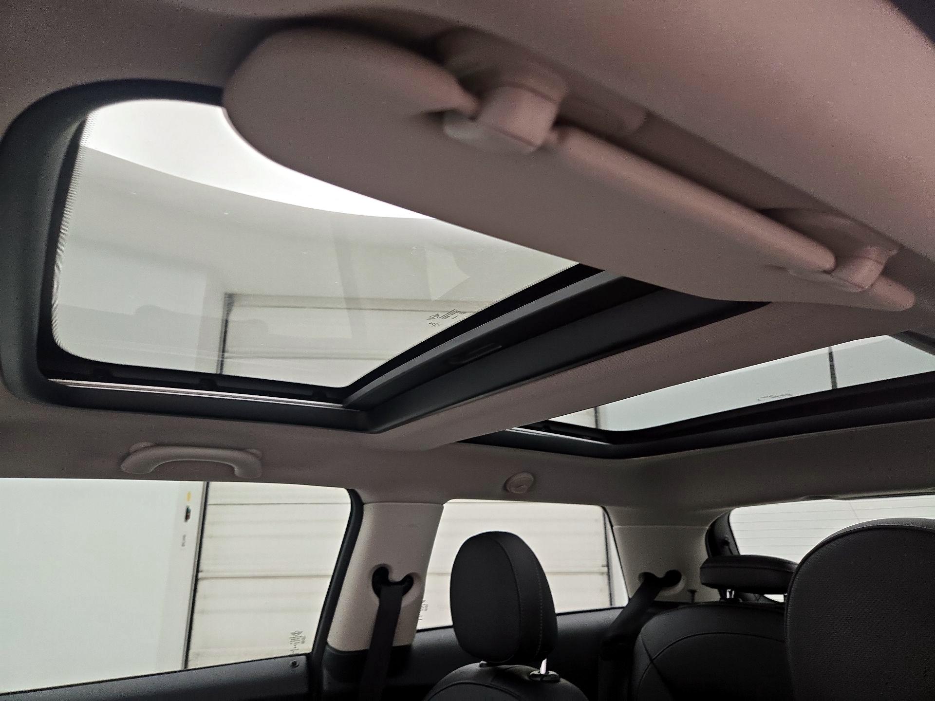 Thumbnail: 2017 MINI Cooper Hardtop - 18
