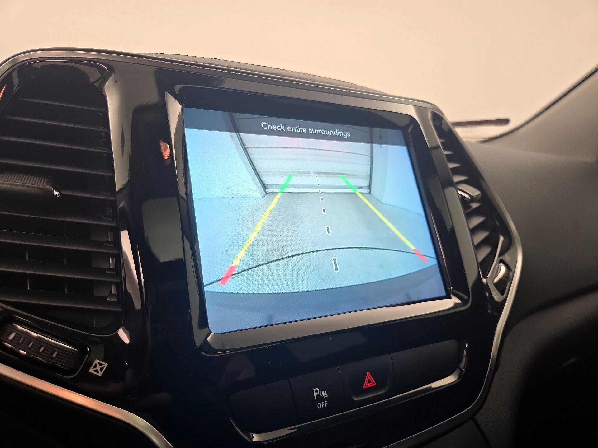 Thumbnail: 2019 Jeep Cherokee - 14