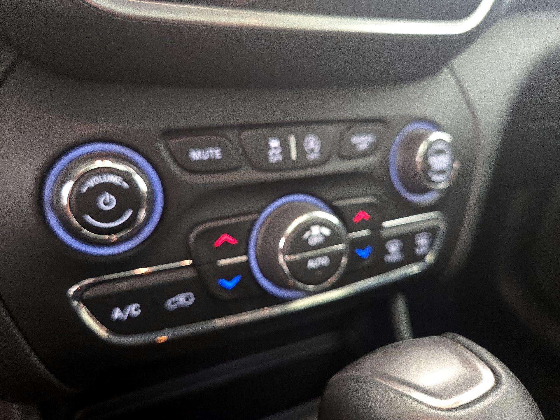 Thumbnail: 2019 Jeep Cherokee - 16