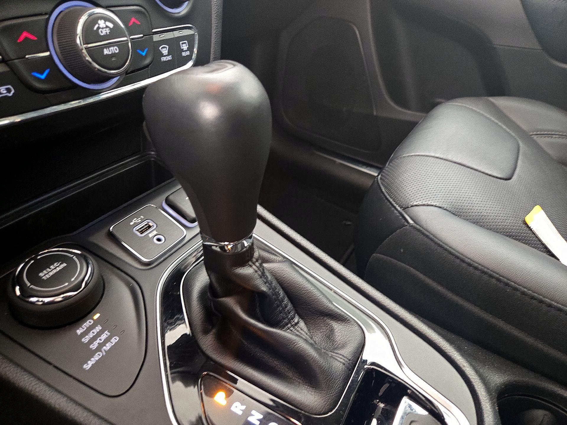 Thumbnail: 2019 Jeep Cherokee - 17