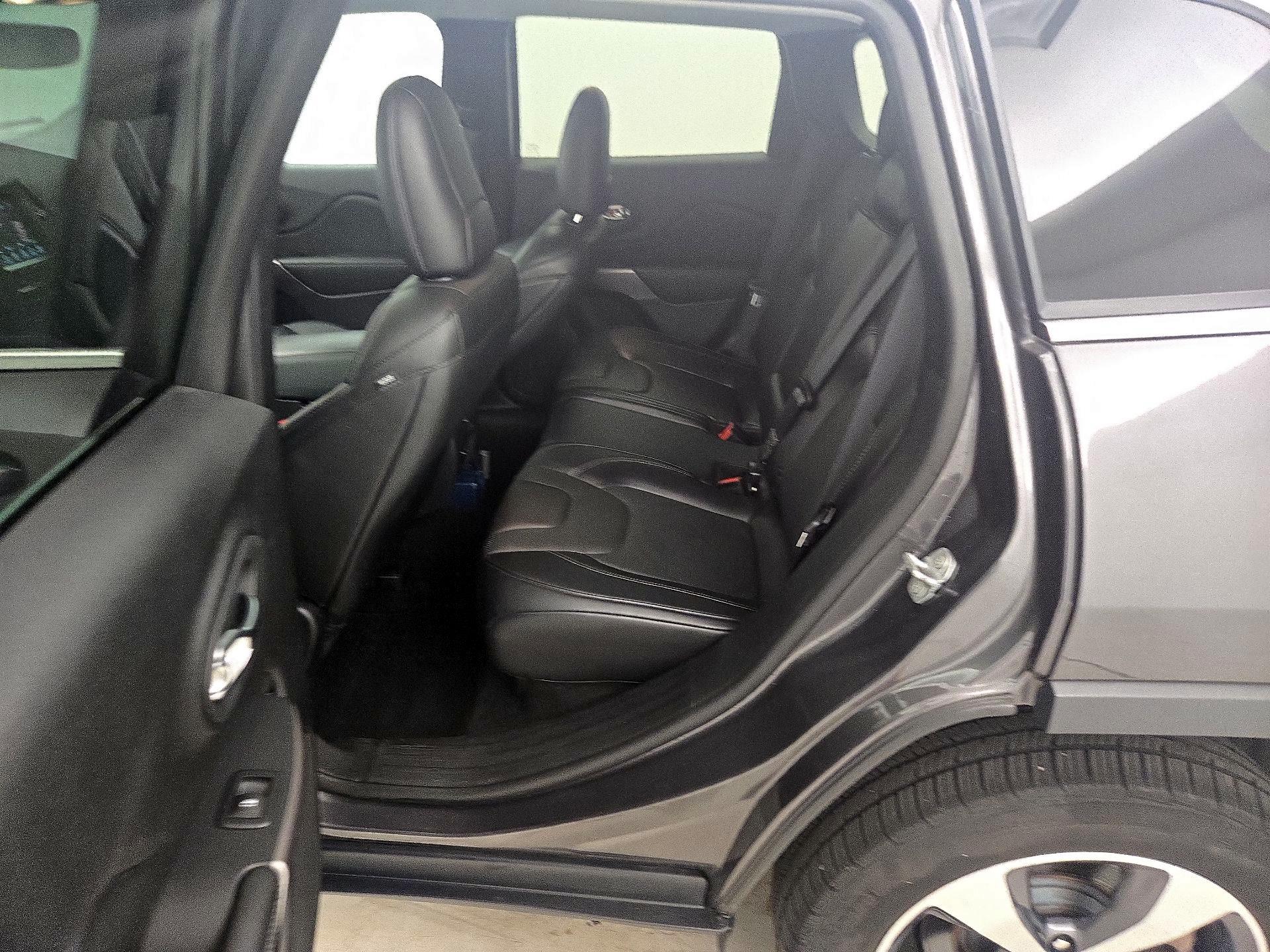 Thumbnail: 2019 Jeep Cherokee - 20