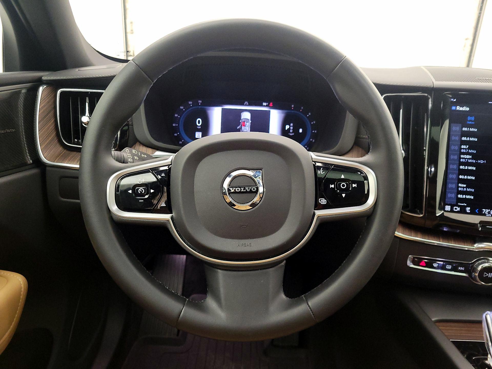 Thumbnail: 2023 Volvo XC60 - 10