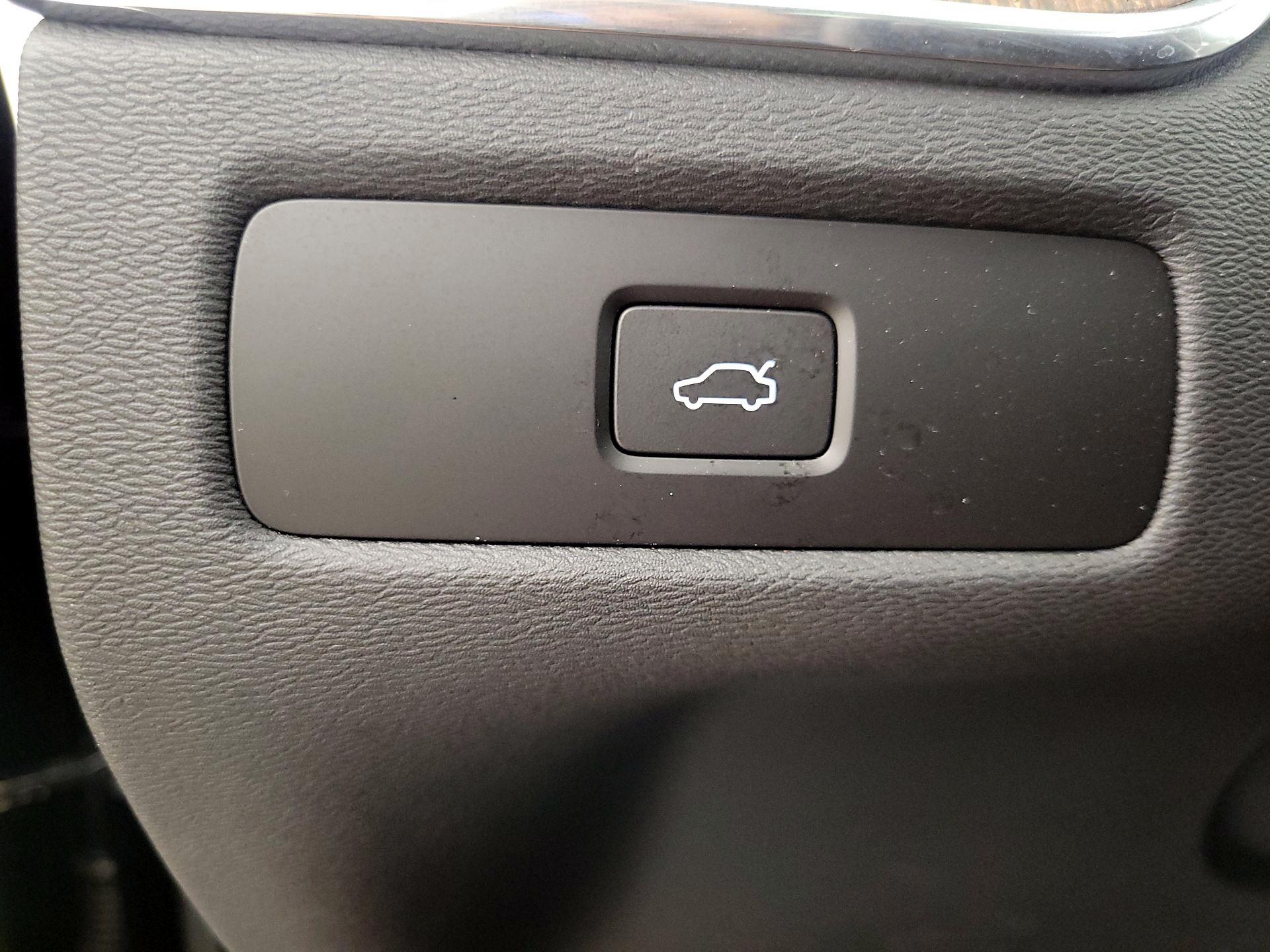 Thumbnail: 2023 Volvo XC60 - 13