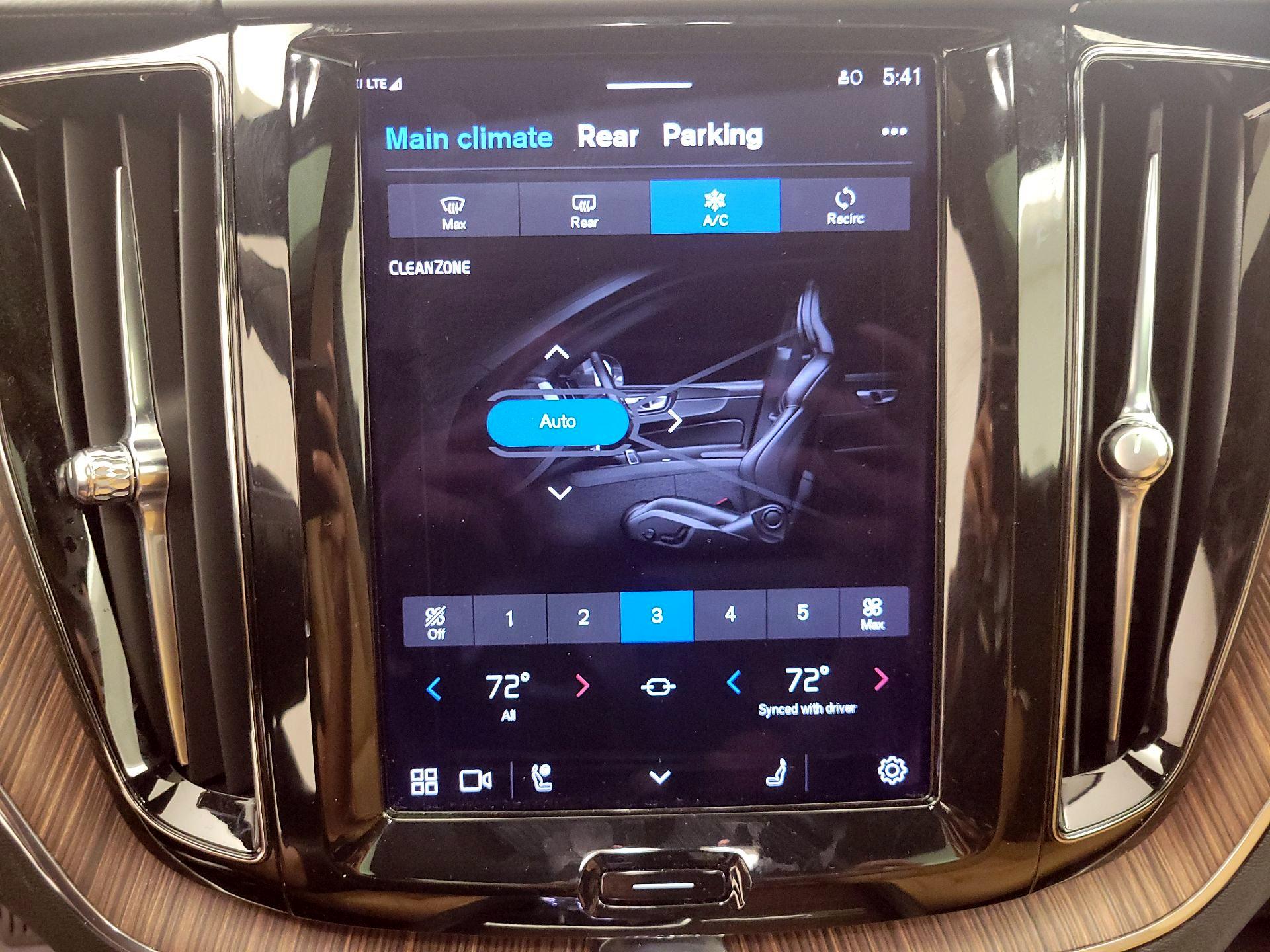 Thumbnail: 2023 Volvo XC60 - 16