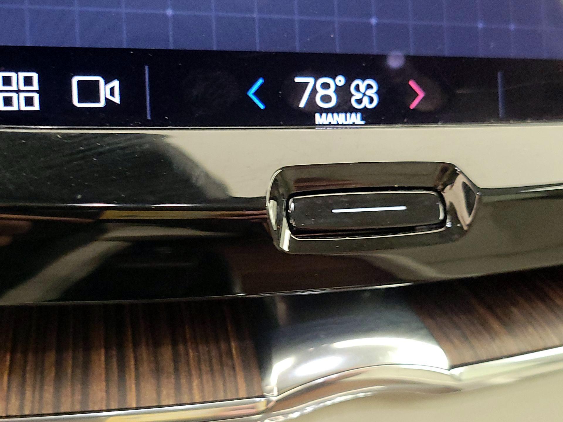 Thumbnail: 2022 Volvo XC60 - 16