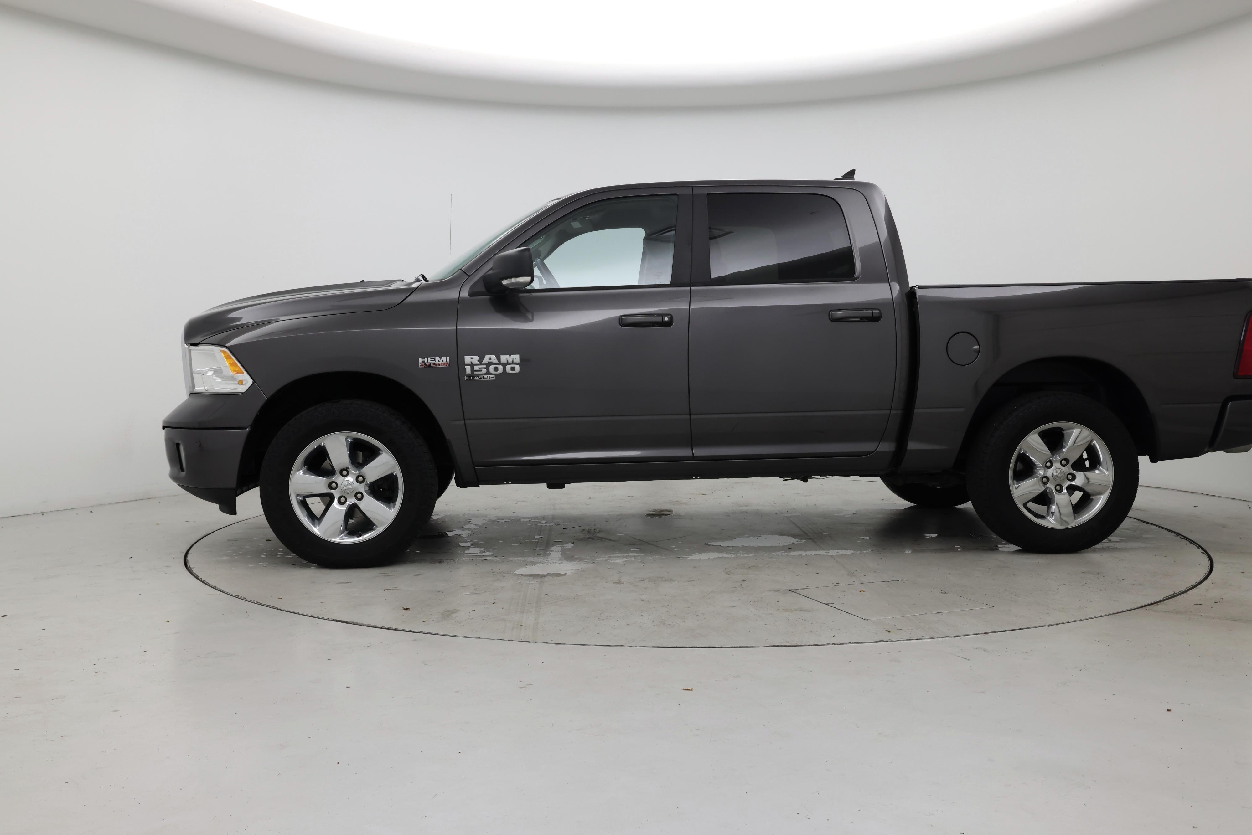 Thumbnail: 2019 RAM 1500 Classic - 3