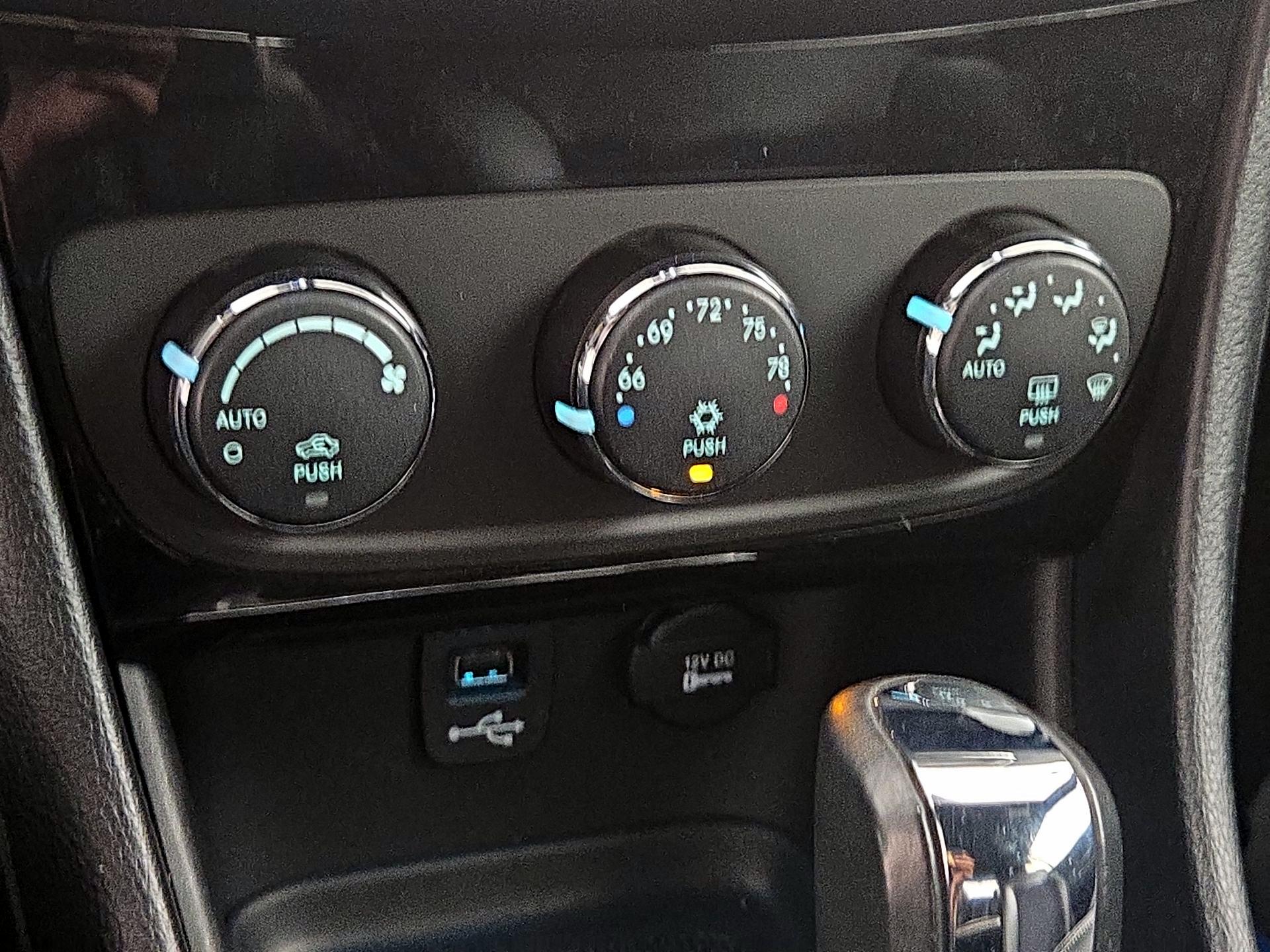 Thumbnail: 2014 Chrysler 200 - 15