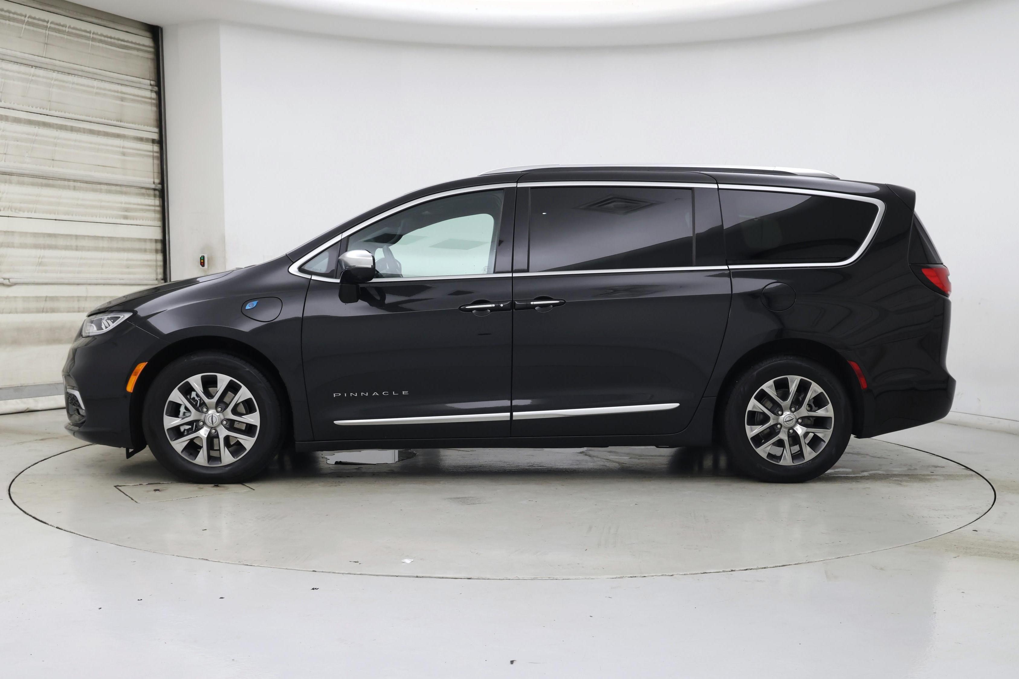 Thumbnail: 2023 Chrysler Pacifica - 3