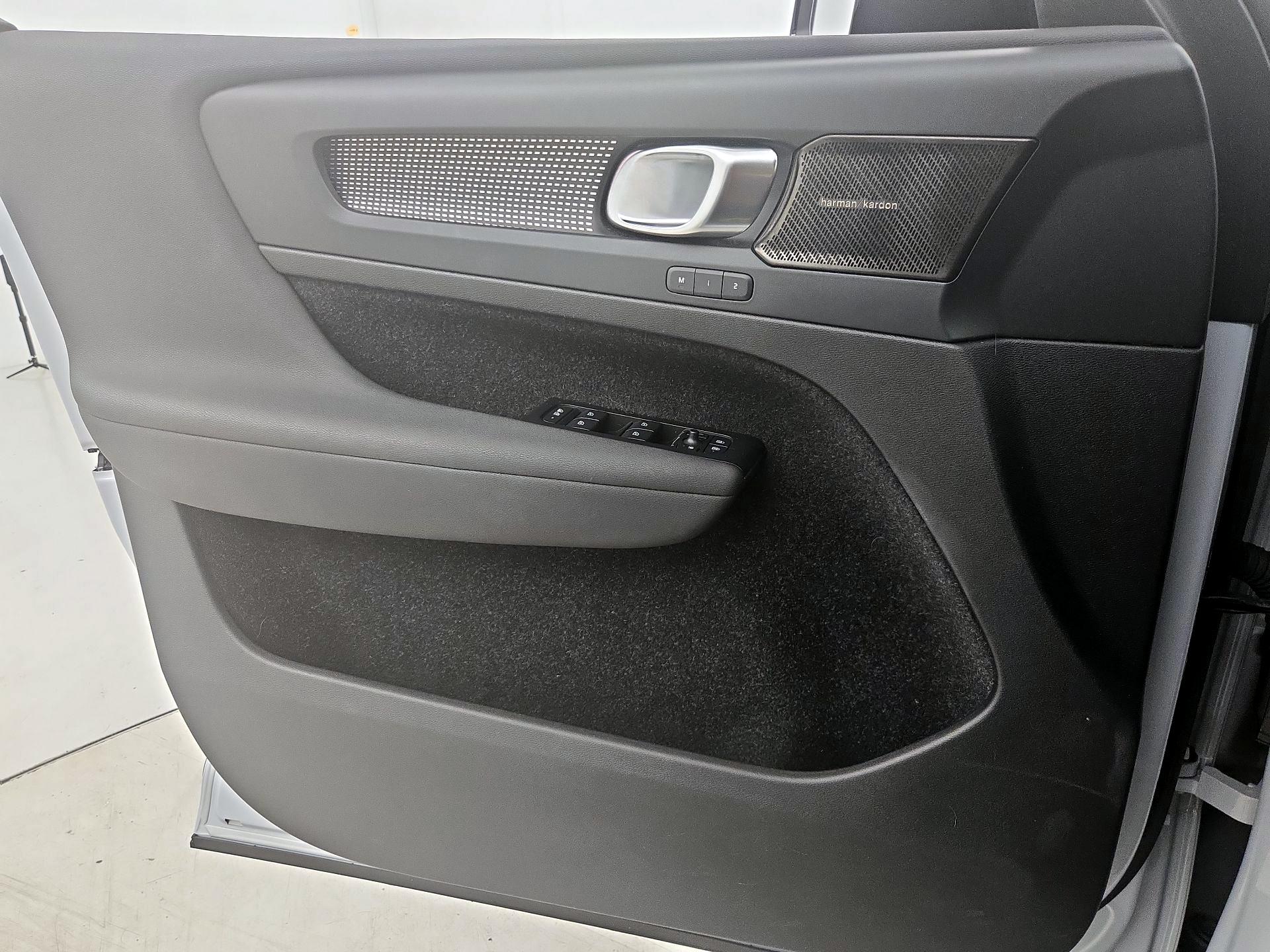 Thumbnail: 2021 Volvo XC40 - 12
