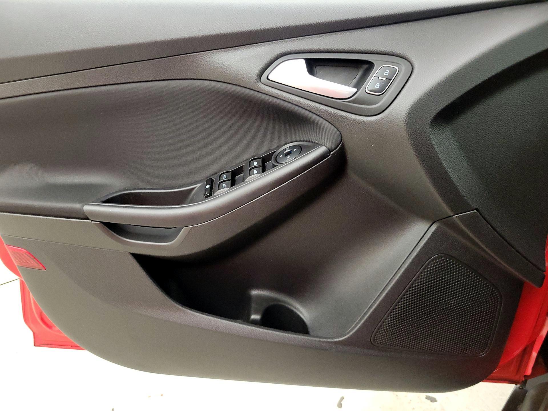 Thumbnail: 2015 Ford Focus - 12