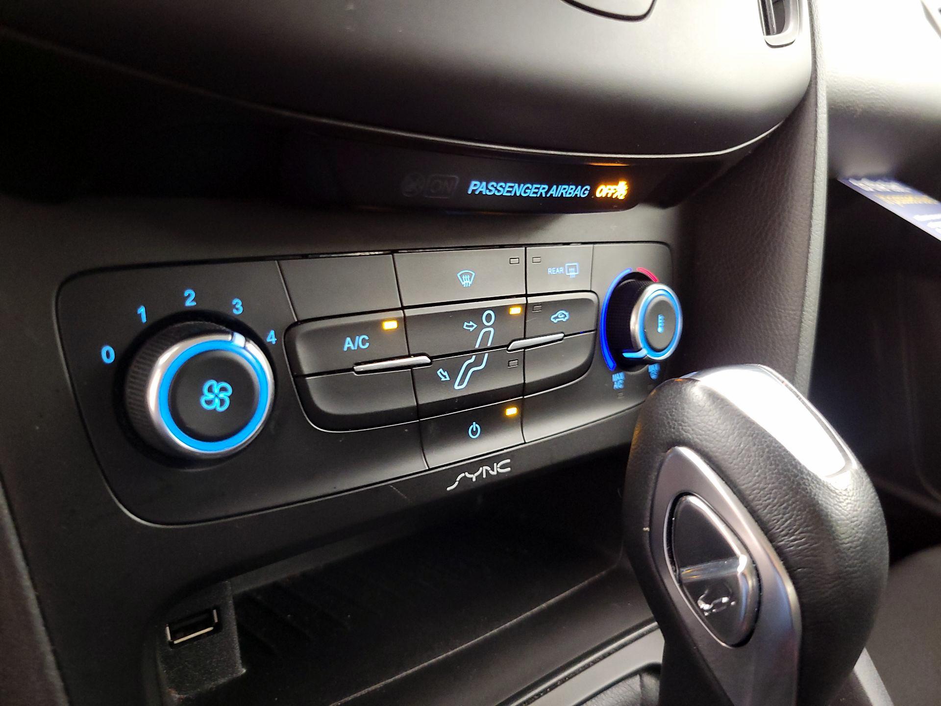 Thumbnail: 2015 Ford Focus - 16
