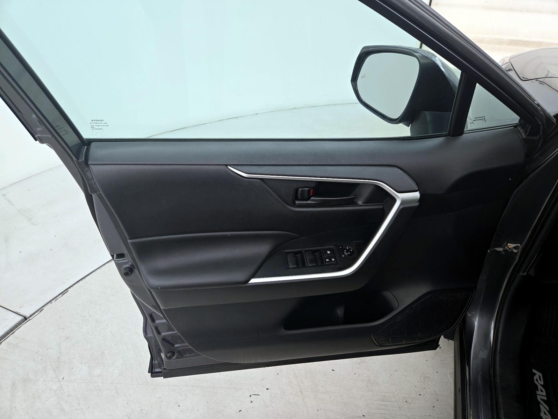 Thumbnail: 2019 Toyota RAV4 - 12
