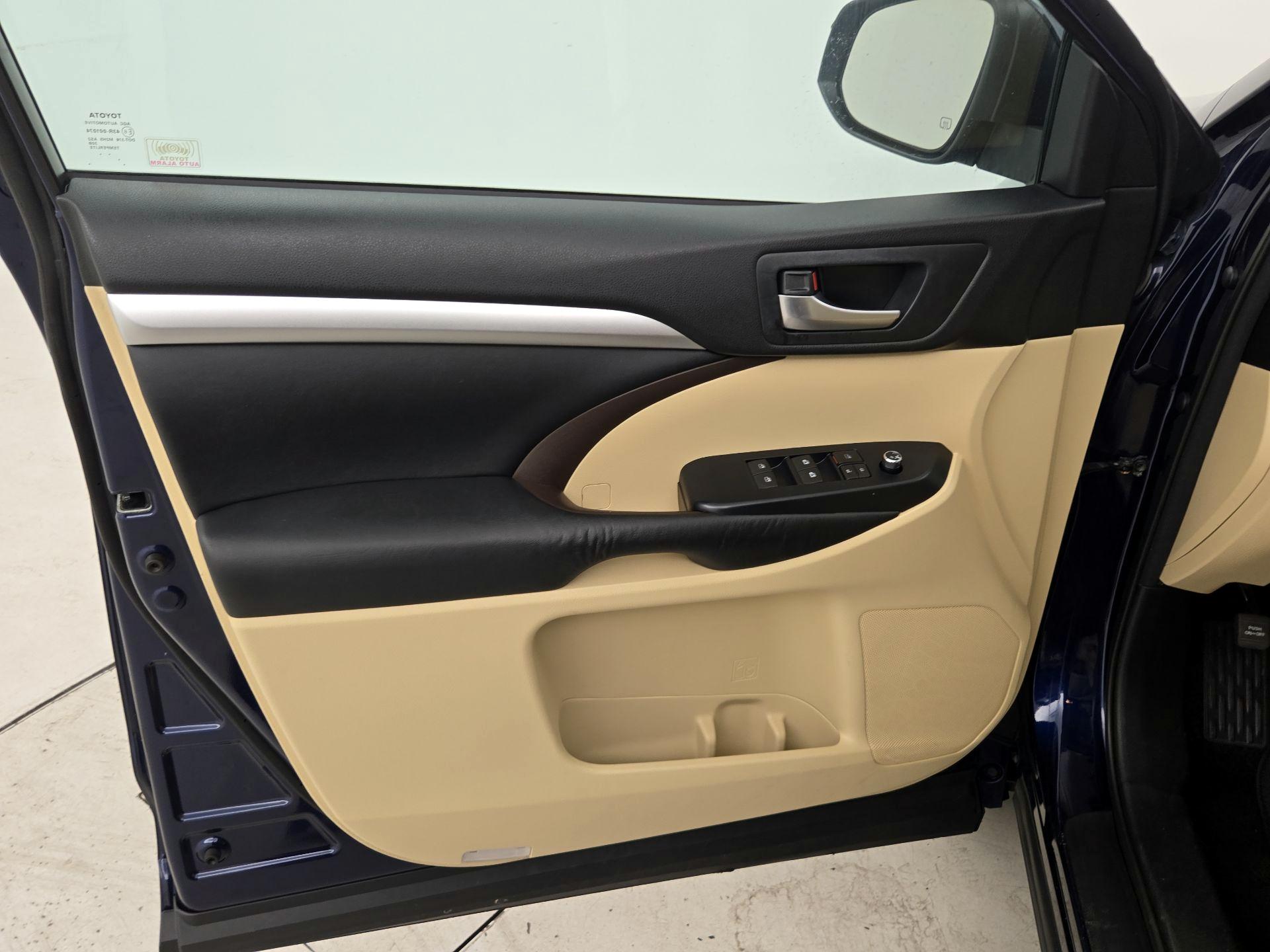 Thumbnail: 2016 Toyota Highlander - 12