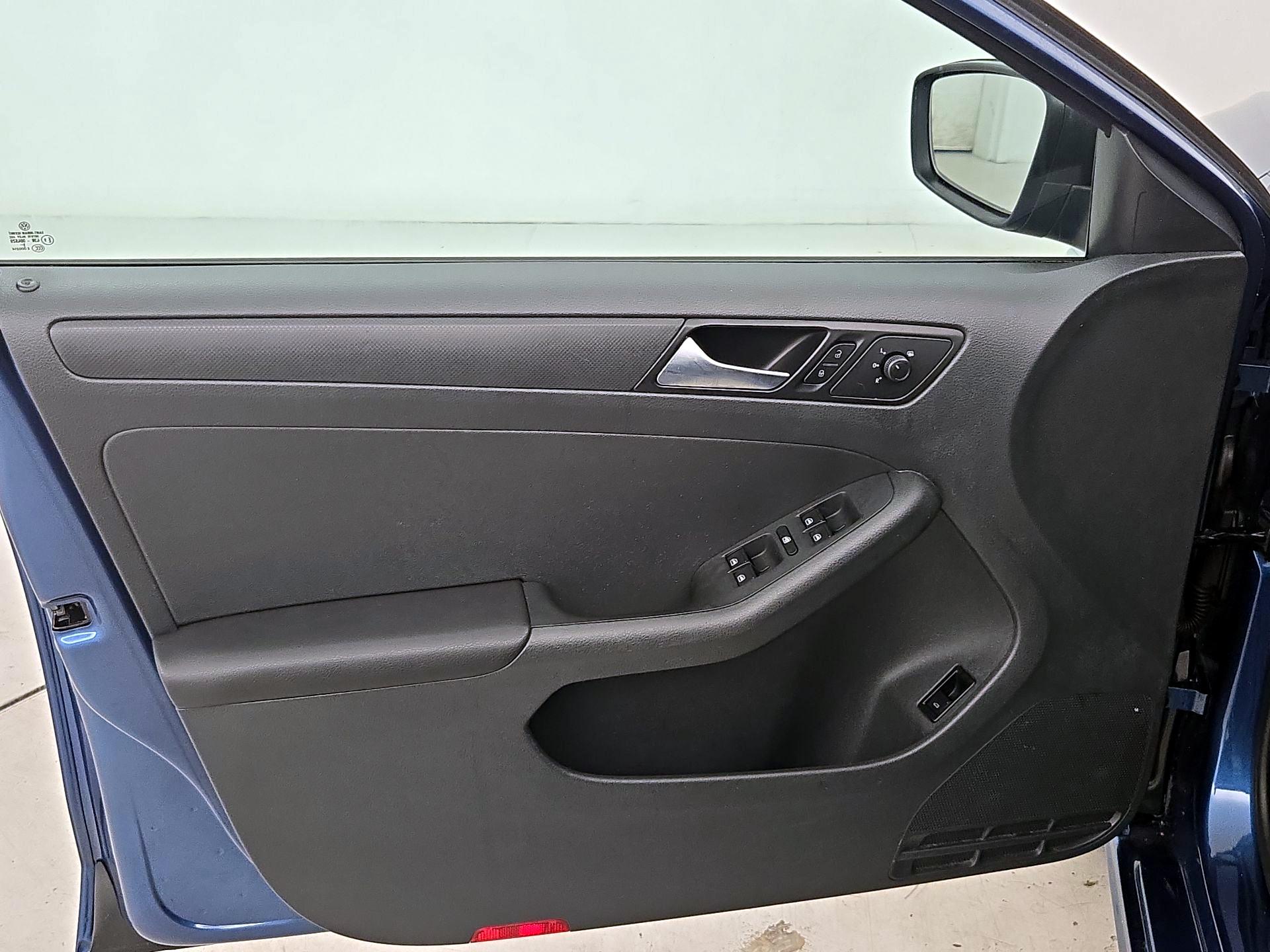 Thumbnail: 2016 Volkswagen Jetta - 12