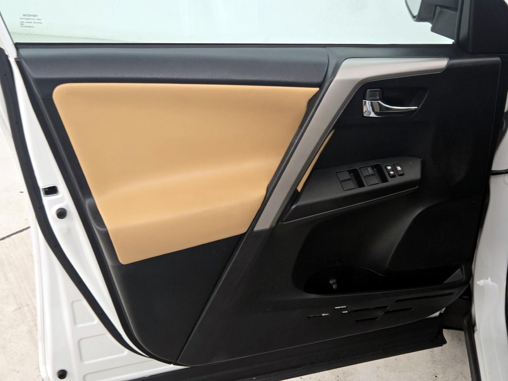 Thumbnail: 2016 Toyota RAV4 - 12