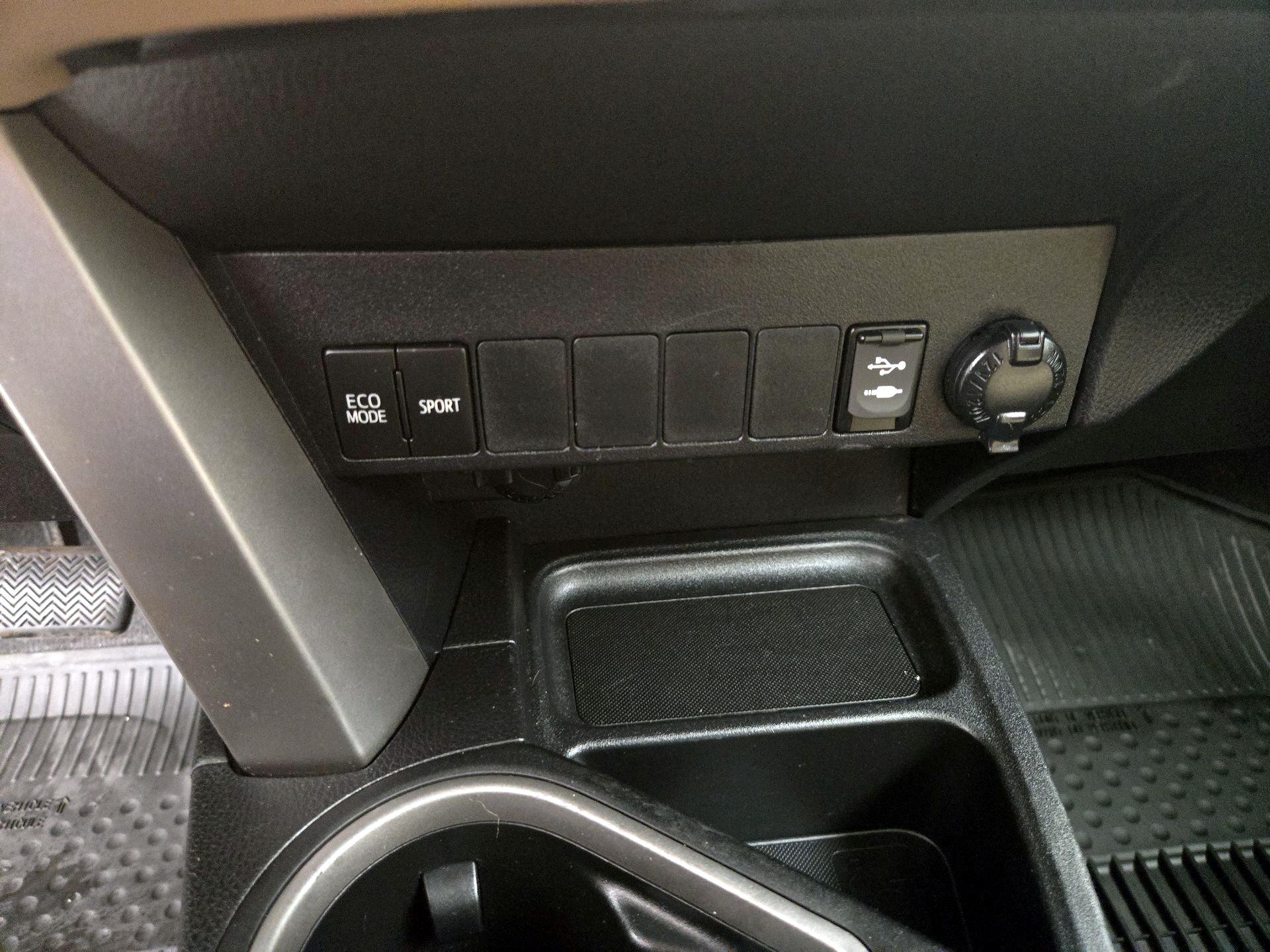 Thumbnail: 2016 Toyota RAV4 - 18