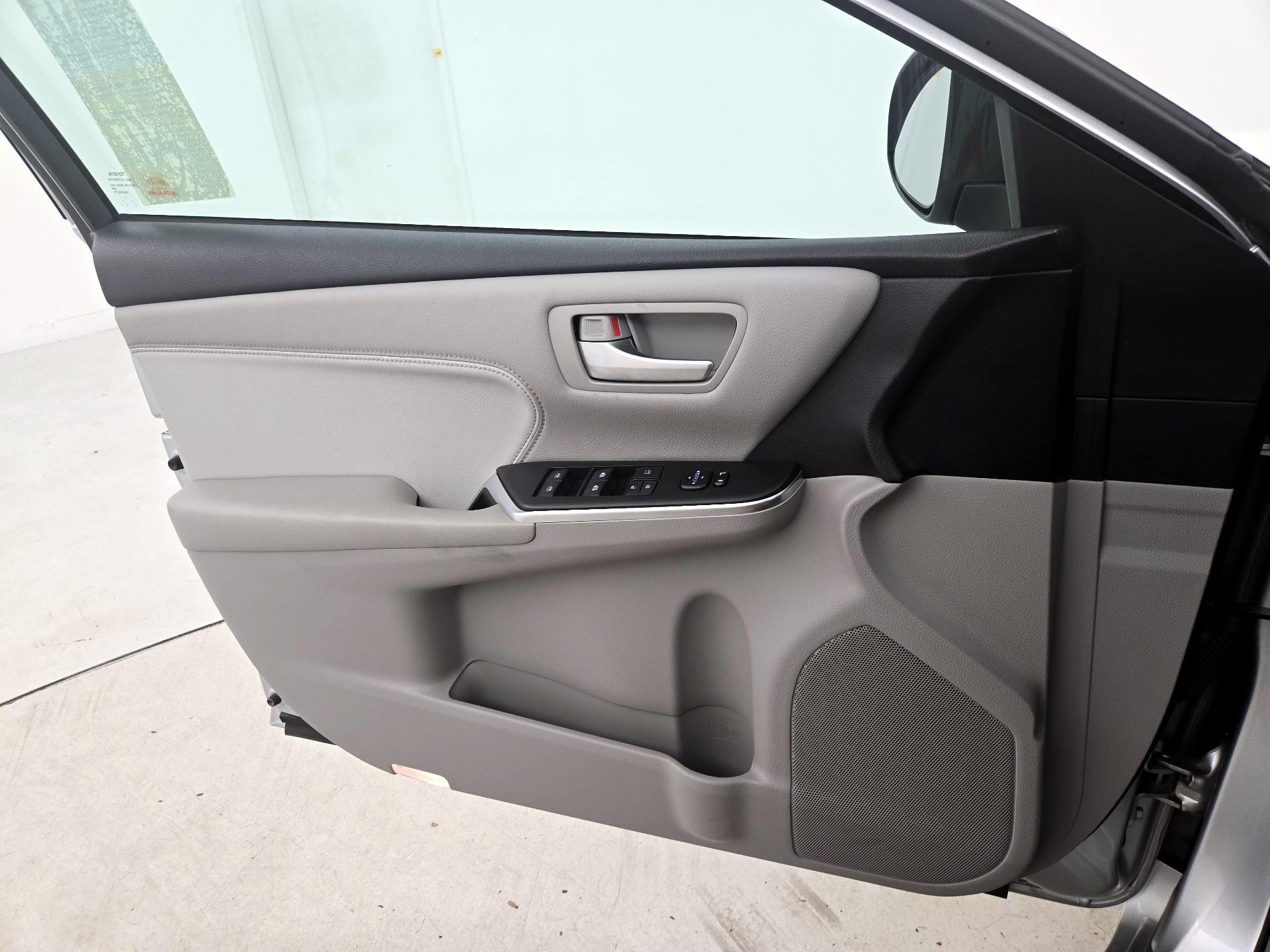 Thumbnail: 2016 Toyota Camry - 12