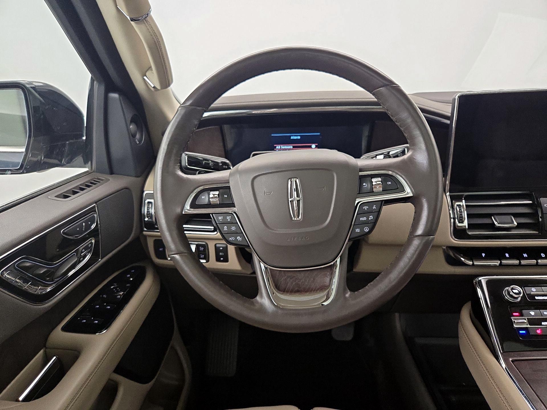 Thumbnail: 2022 Lincoln Navigator L - 10