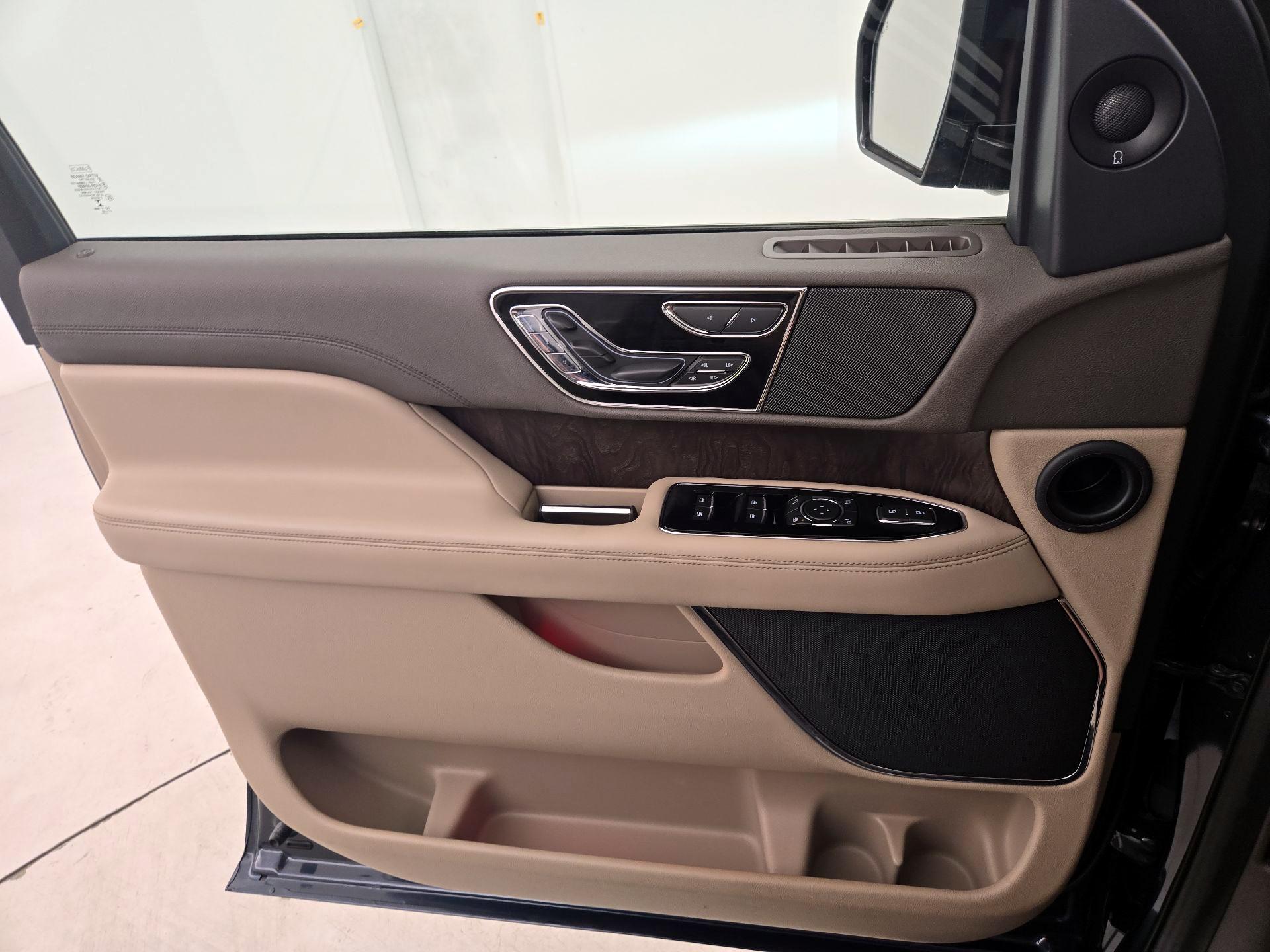 Thumbnail: 2022 Lincoln Navigator L - 12