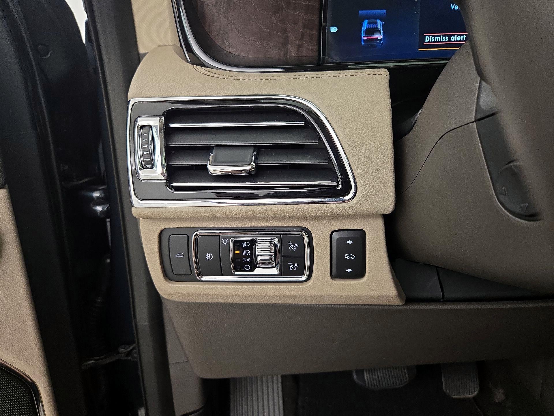 Thumbnail: 2022 Lincoln Navigator L - 13