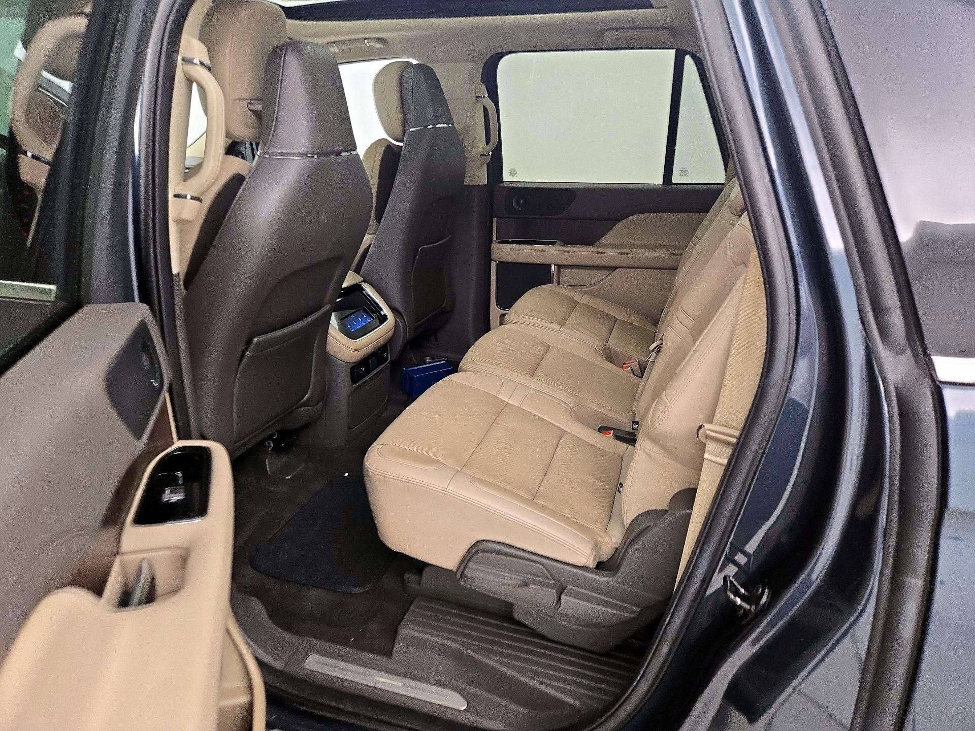 Thumbnail: 2022 Lincoln Navigator L - 20