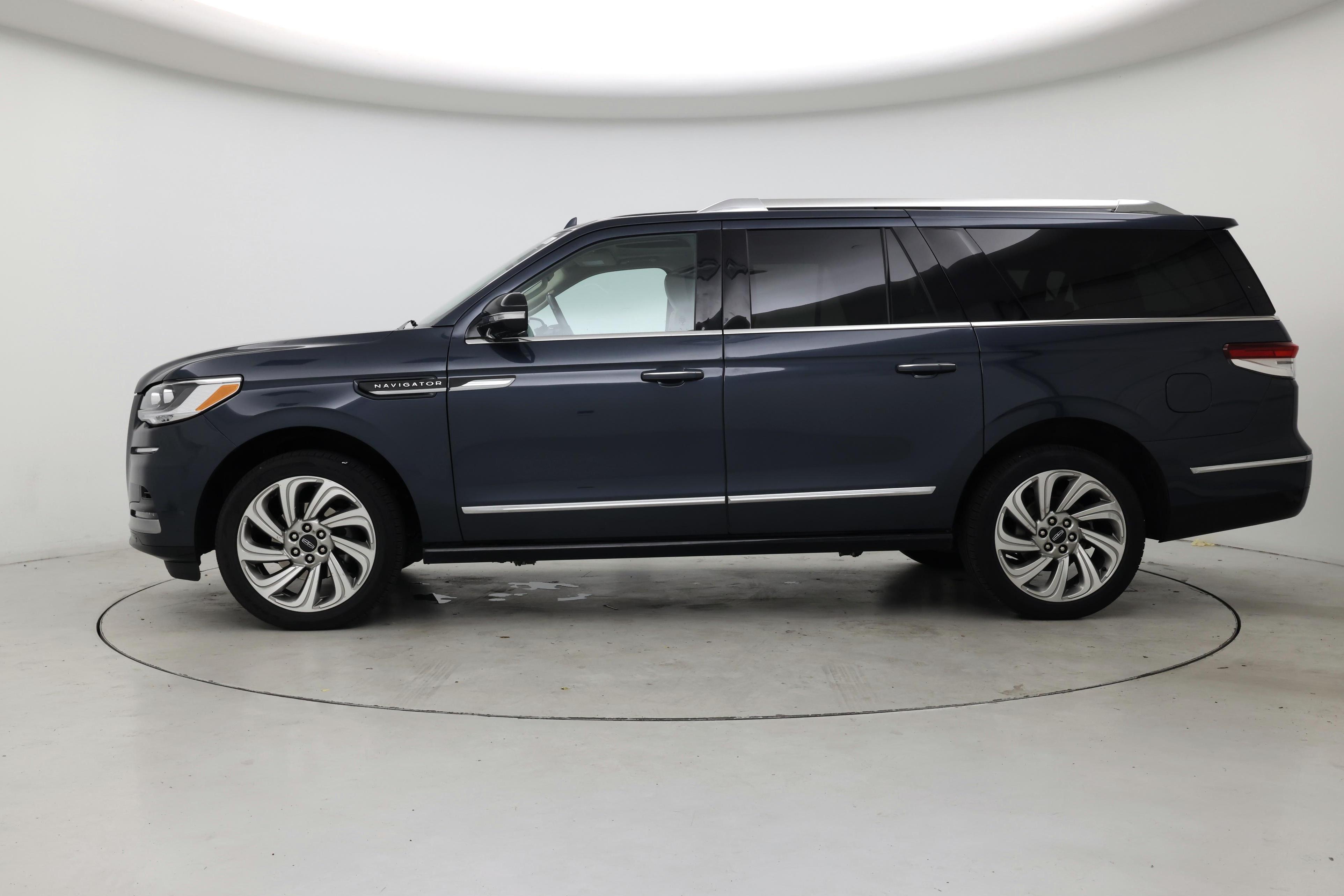 Thumbnail: 2022 Lincoln Navigator L - 3