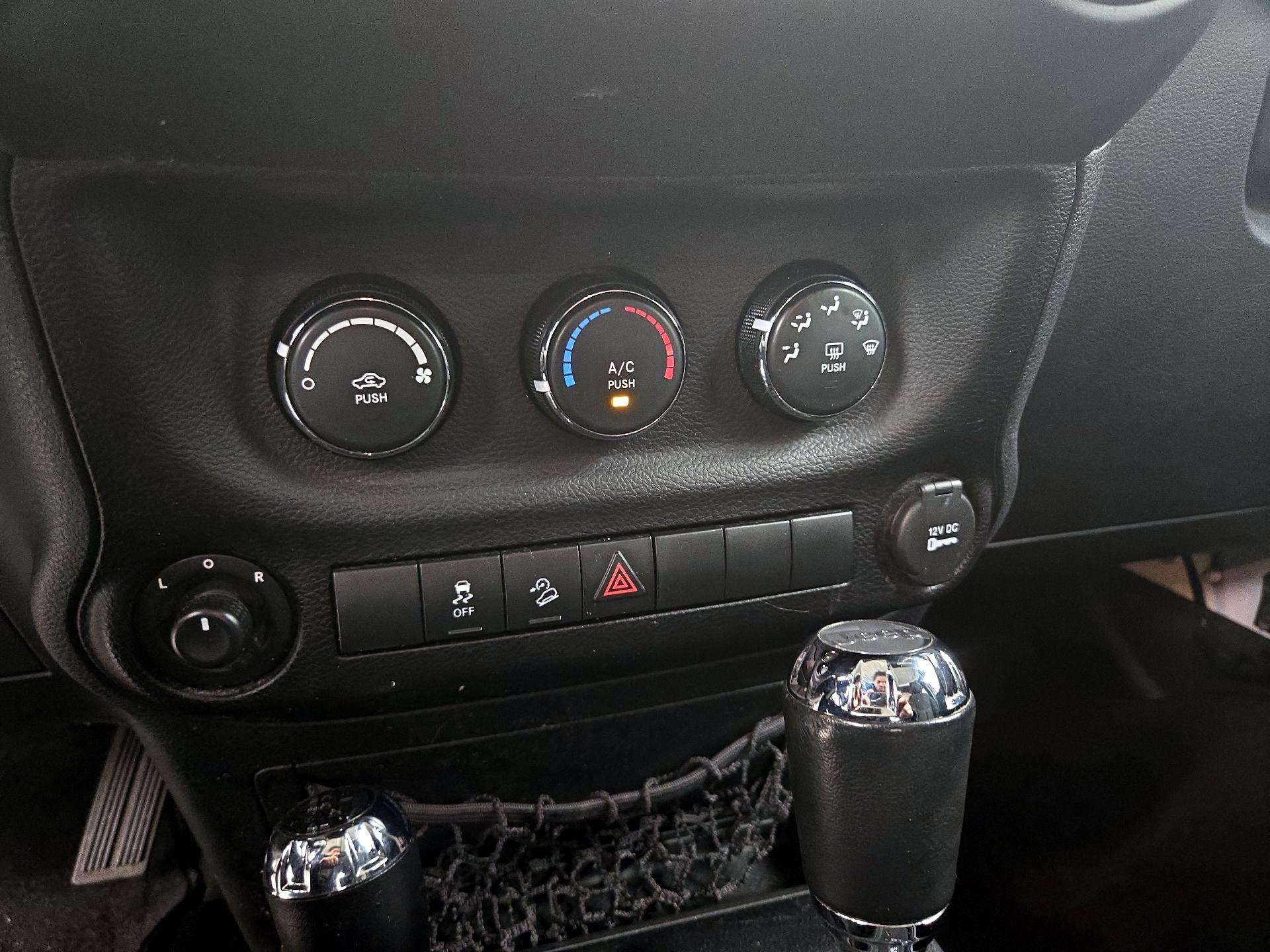 Thumbnail: 2016 Jeep Wrangler - 14
